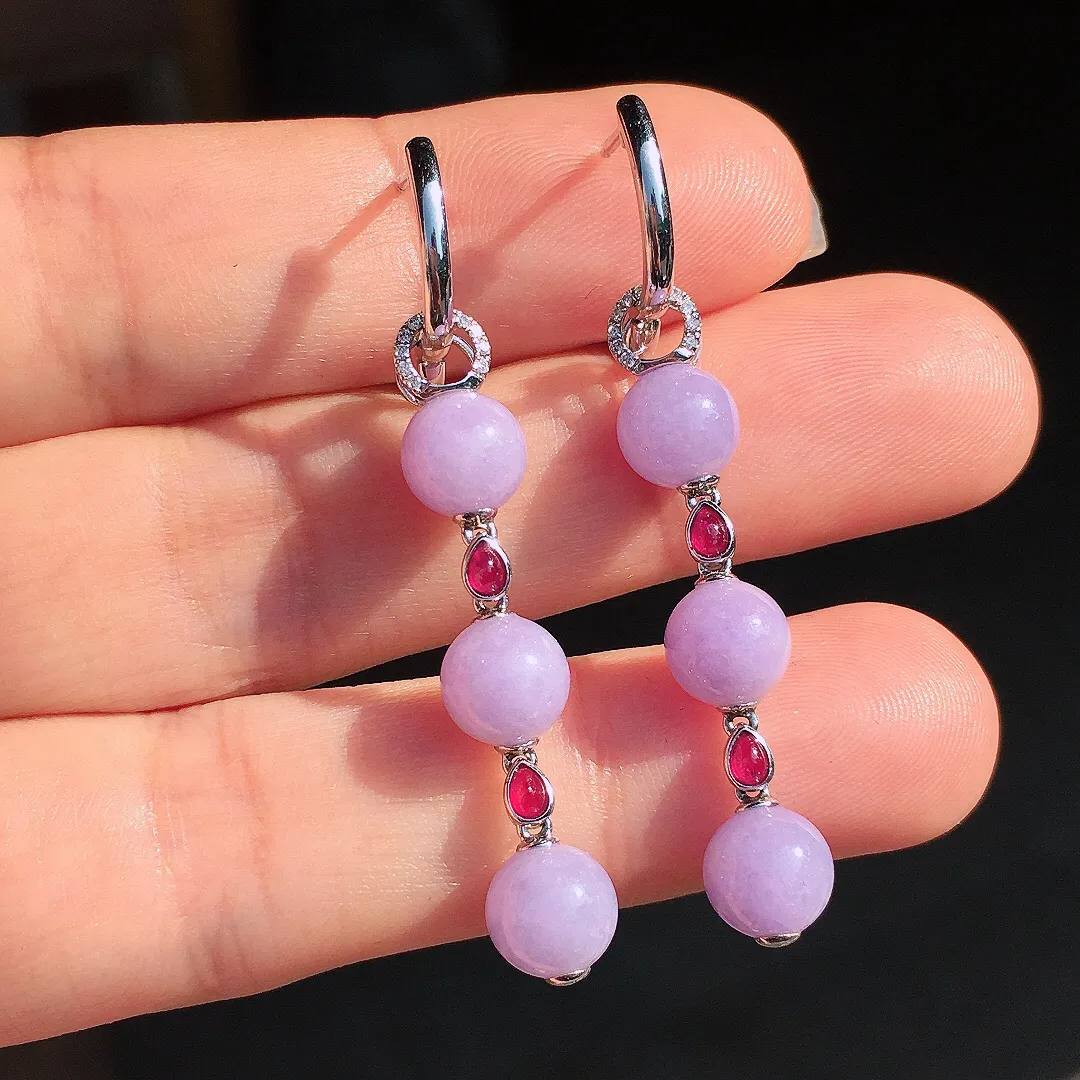 紫罗兰珠子耳坠，色泽均匀艳丽，玉质细腻，荧光感超
强，饱满圆润，尽显优雅气质，18k
金豪华镶嵌