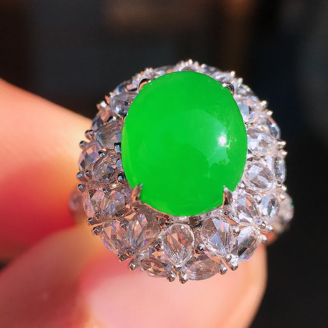 阳绿蛋面戒指，色泽均匀艳丽，玉质细腻，荧光感超
强，饱满圆润，尽显优雅气质，18k
金豪华镶嵌