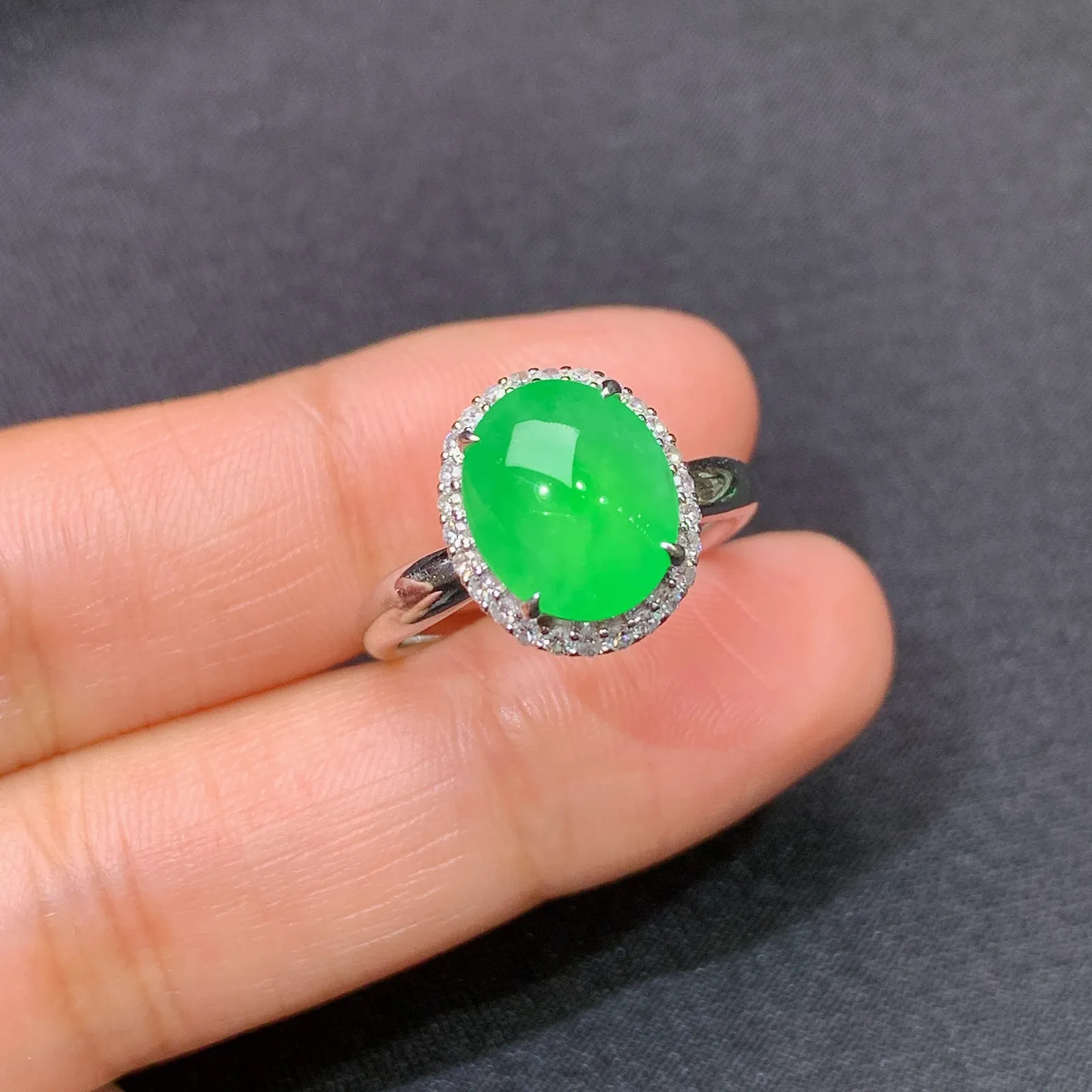 冰阳绿蛋面戒指，18K金镶嵌，款式精美，冰润色阳，种水足，Jc 圈口14 裸石10.2*8.5*3