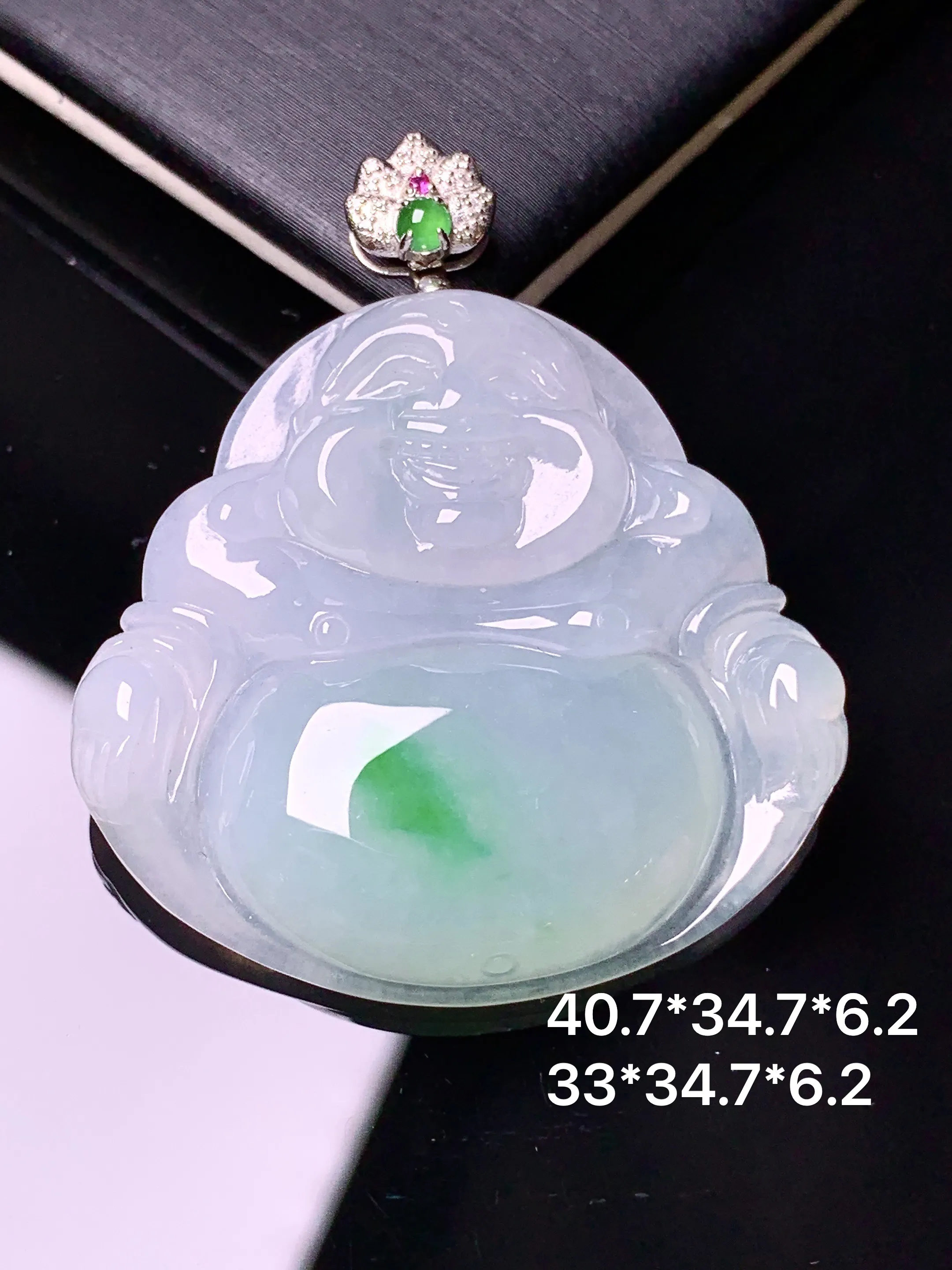 18k金钻镶嵌飘绿佛公吊坠 玉质细腻 水润亮眼 色泽艳丽 整体尺寸40.7*34.7*6.2