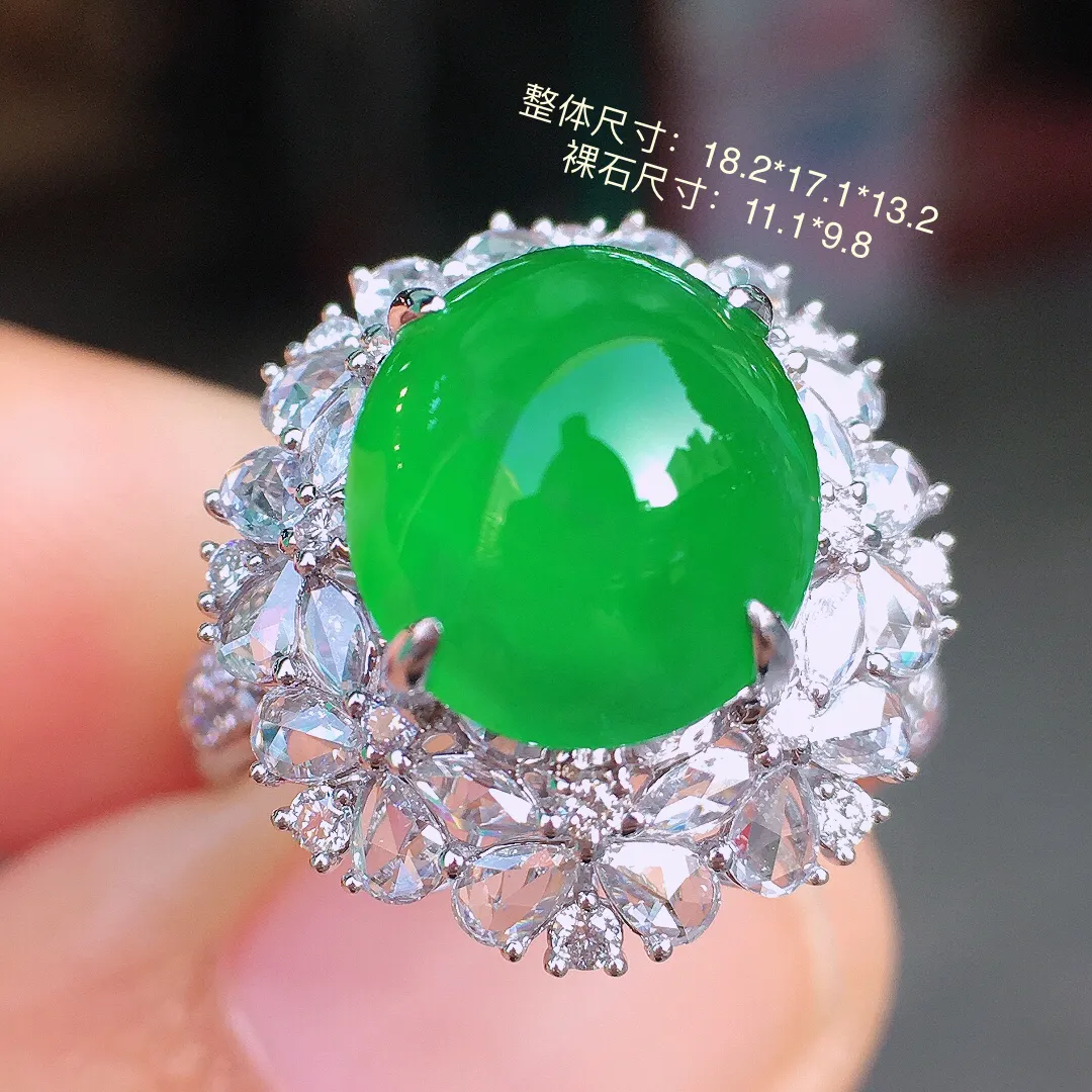 阳绿蛋面戒指，色泽均匀艳丽，玉质细腻，荧光感超
强，饱满圆润，尽显优雅气质，18k
金豪华镶嵌