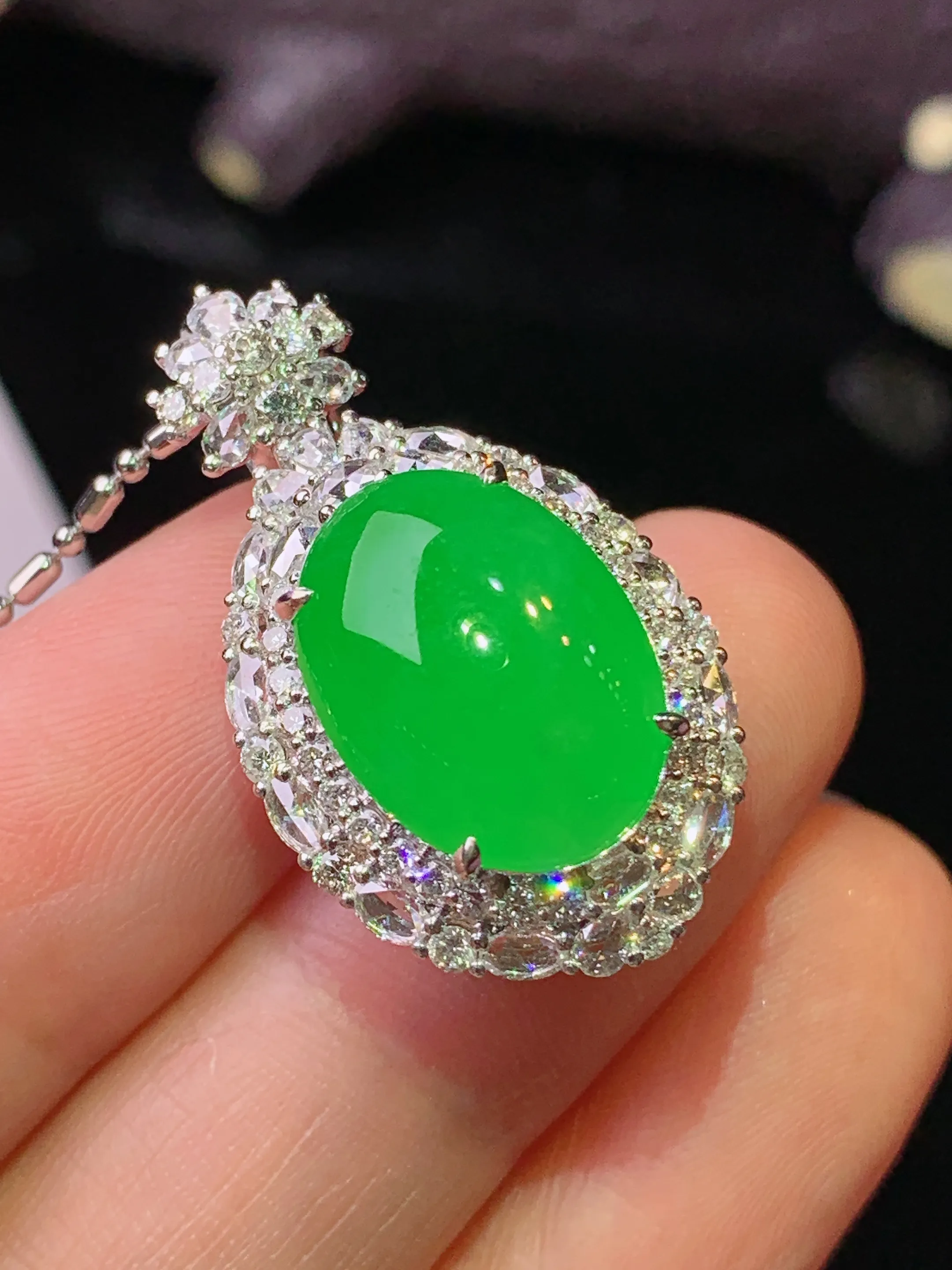 18k金钻镶嵌满绿蛋面吊坠 玉质细腻 水润亮眼 色泽艳丽 整体尺寸29.2*16.5*13