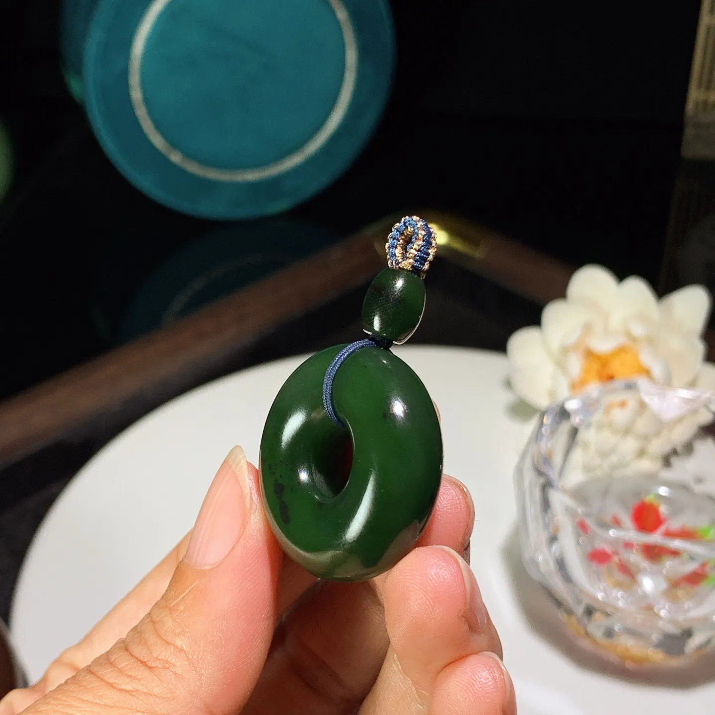 和田玉红皮料菠菜绿俄罗斯碧玉怀古平安环挂件。尺寸29/11重17克。玉质细腻油润。手推出油。佩戴高端