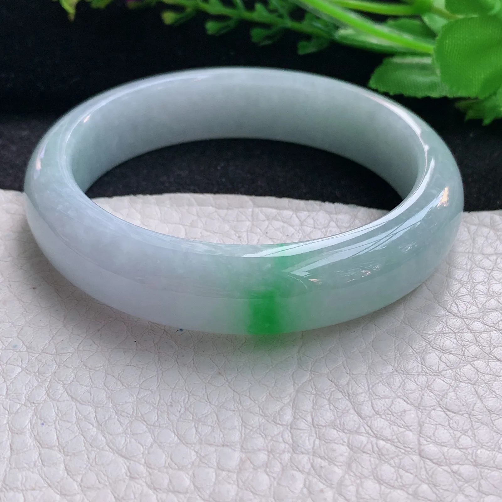 js自然光57.5*14.2*8平安镯 天然缅甸翡翠飘绿清新宽边玉手镯 珠宝玉手环