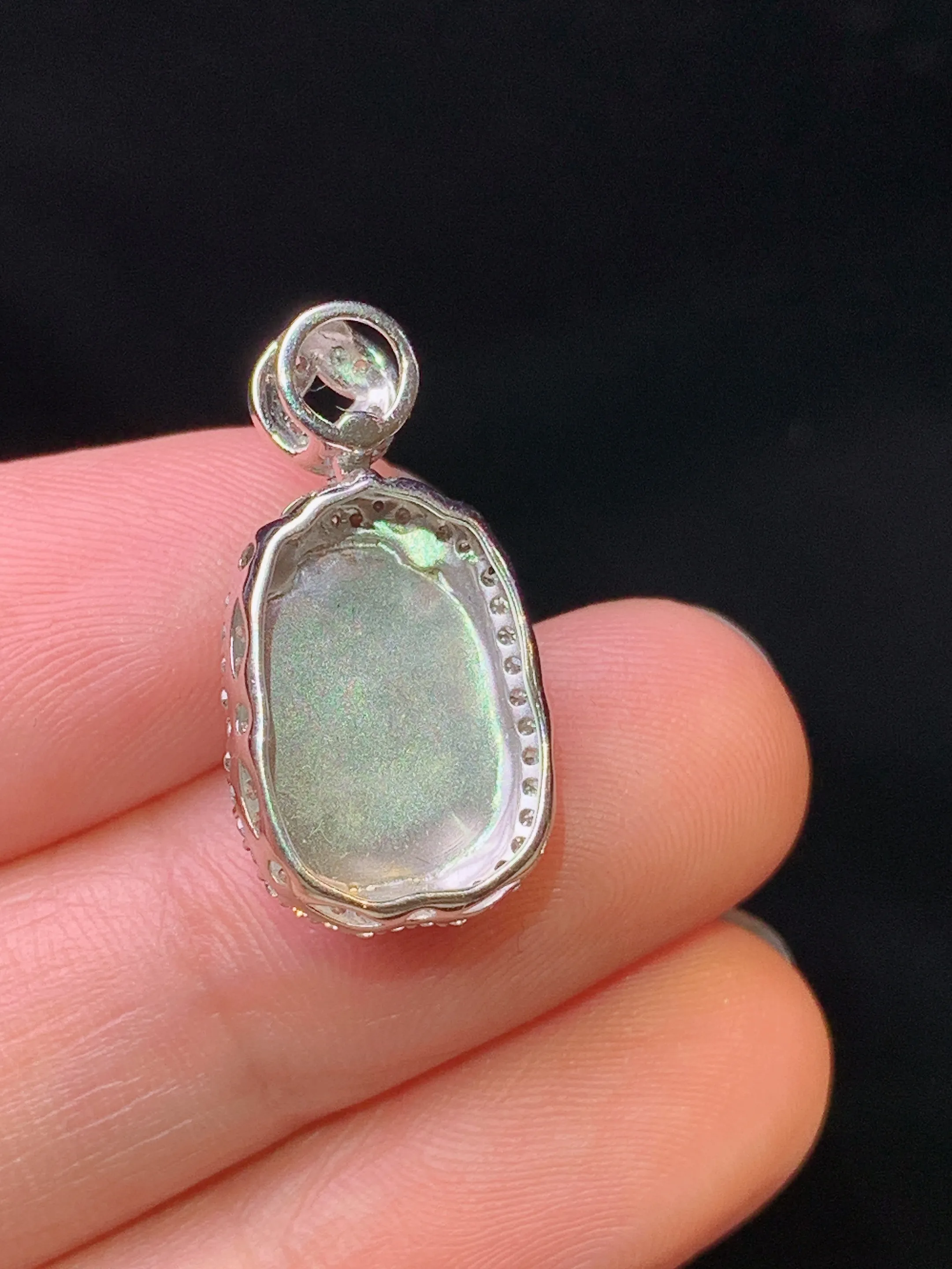 18k金钻镶嵌满绿貔貅吊坠 玉质细腻 水润亮眼 色泽艳丽 整体尺寸22.2*11.5*9