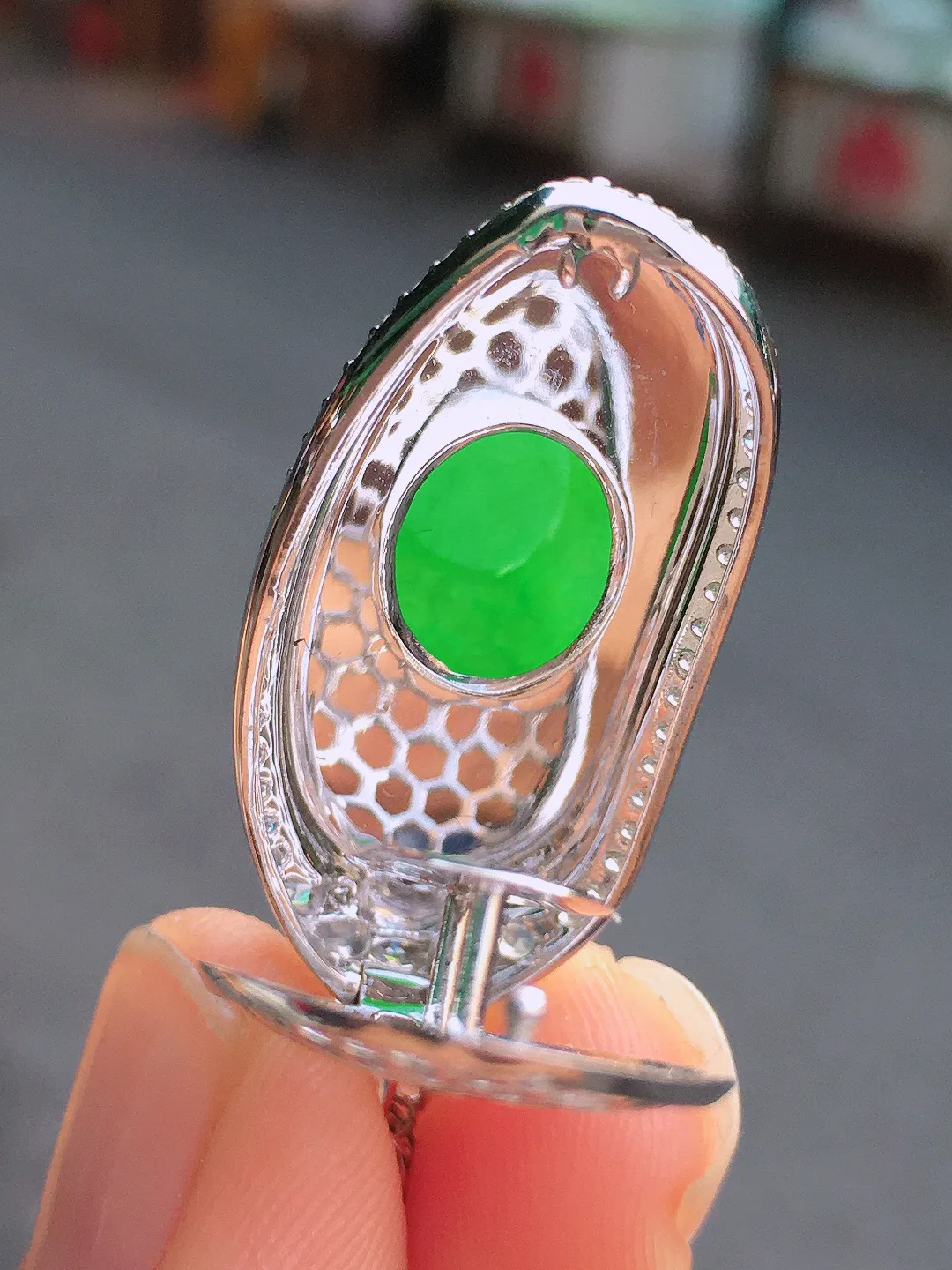 阳绿福瓜吊坠，色泽均匀艳丽，玉质细腻，荧光感超
强，饱满圆润，尽显优雅气质，18k
金豪华镶嵌