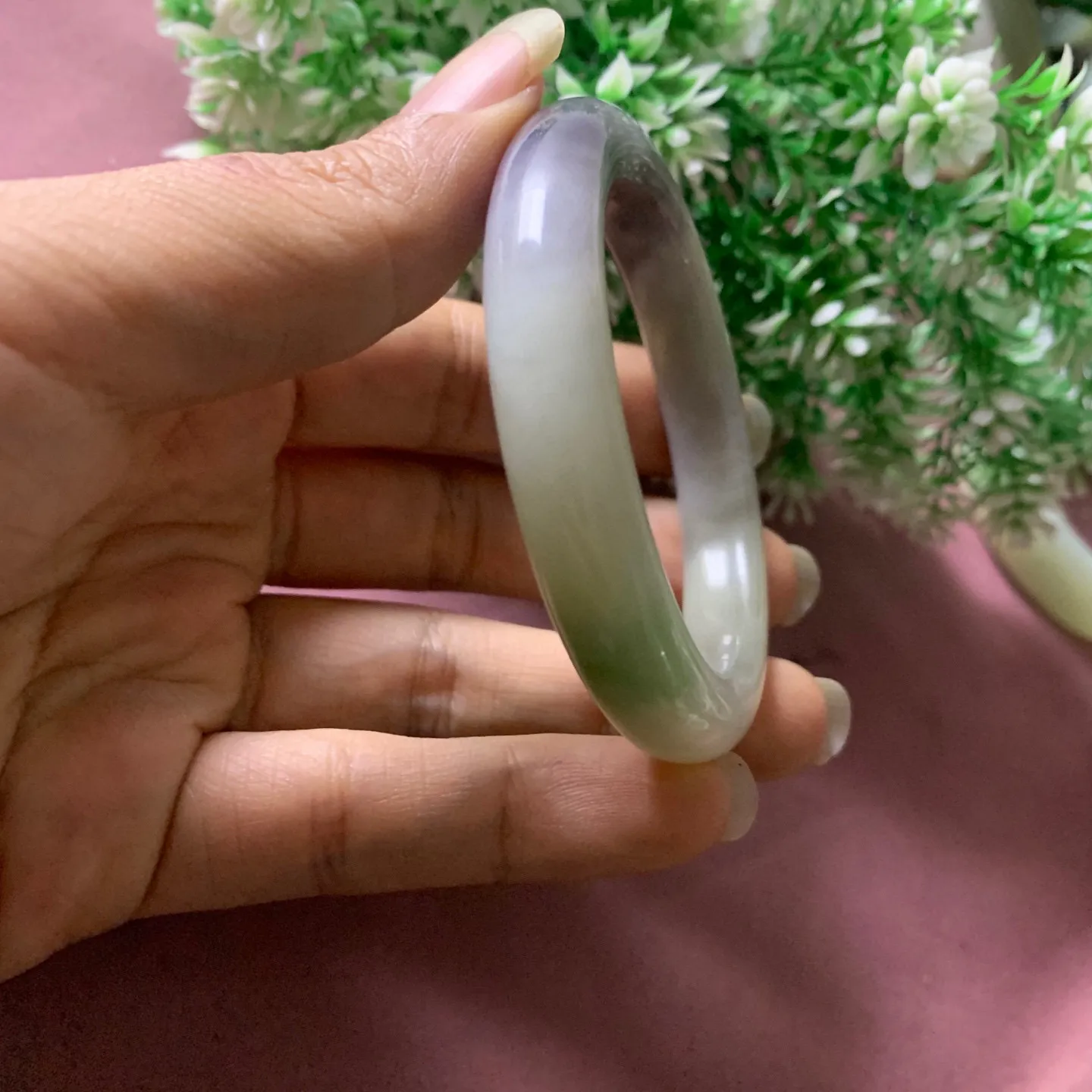 52圈口和田玉翠青三色手镯【挽间柔情】，镯型古朴典雅。在诗情画意的雨巷相遇，你是我腕间的一抹风情，有你眸有深情.清风荡漾湖间静水，我愿俯身低眉，在烟波涟漪处寻你