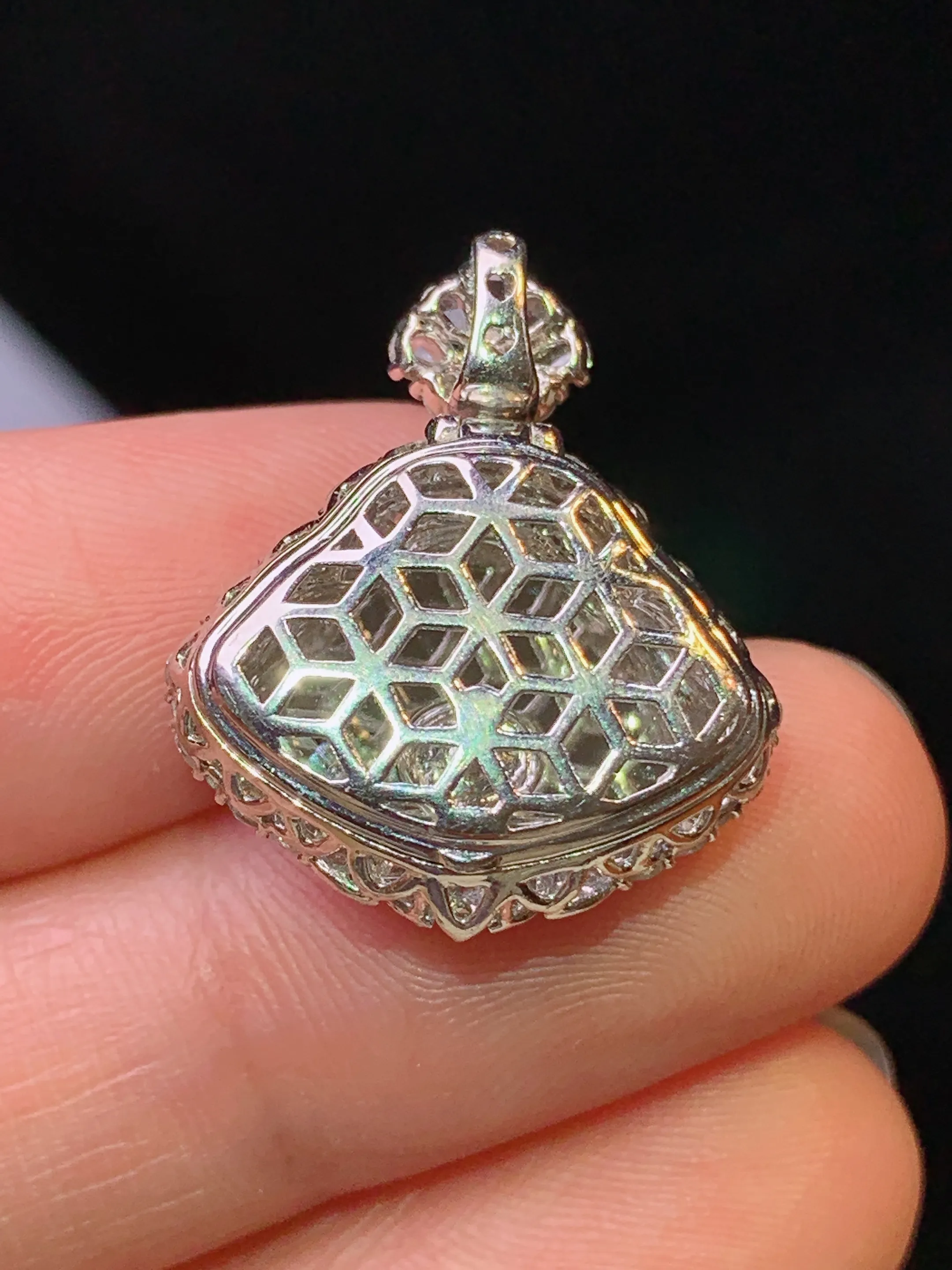 18k金钻镶嵌满绿佛公吊坠 玉质细腻 水润亮眼 色泽艳丽 整体尺寸22.5*19.2*8.5