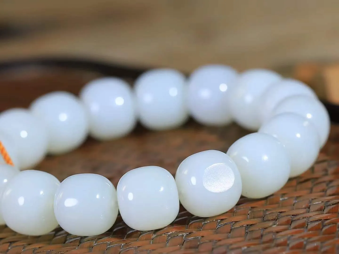 （老型珠.手串）

新疆和田白玉老型珠手串，也可做手持，玉质细腻油润 饱满光滑 质朴无华，悠远简单，人心境界远，百世修炼深，心灵常驻善意持，觉悟人生百世修。重58克    尺寸取一11.8-12.8mm    54120801L