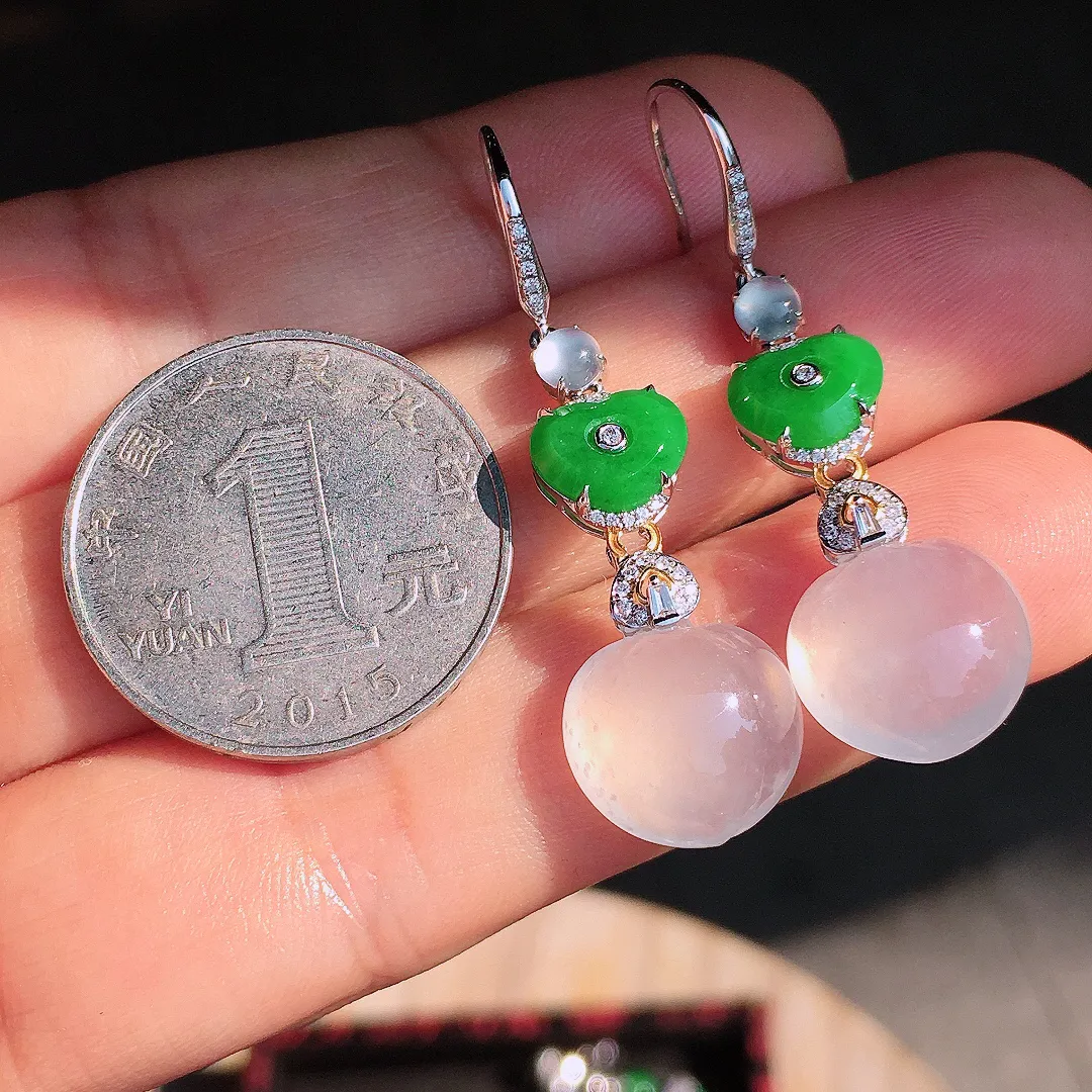 （冰+绿）二合一耳坠，色泽均匀艳丽，玉质细腻，荧光感超
强，饱满圆润，尽显优雅气质，18k
金豪华镶嵌