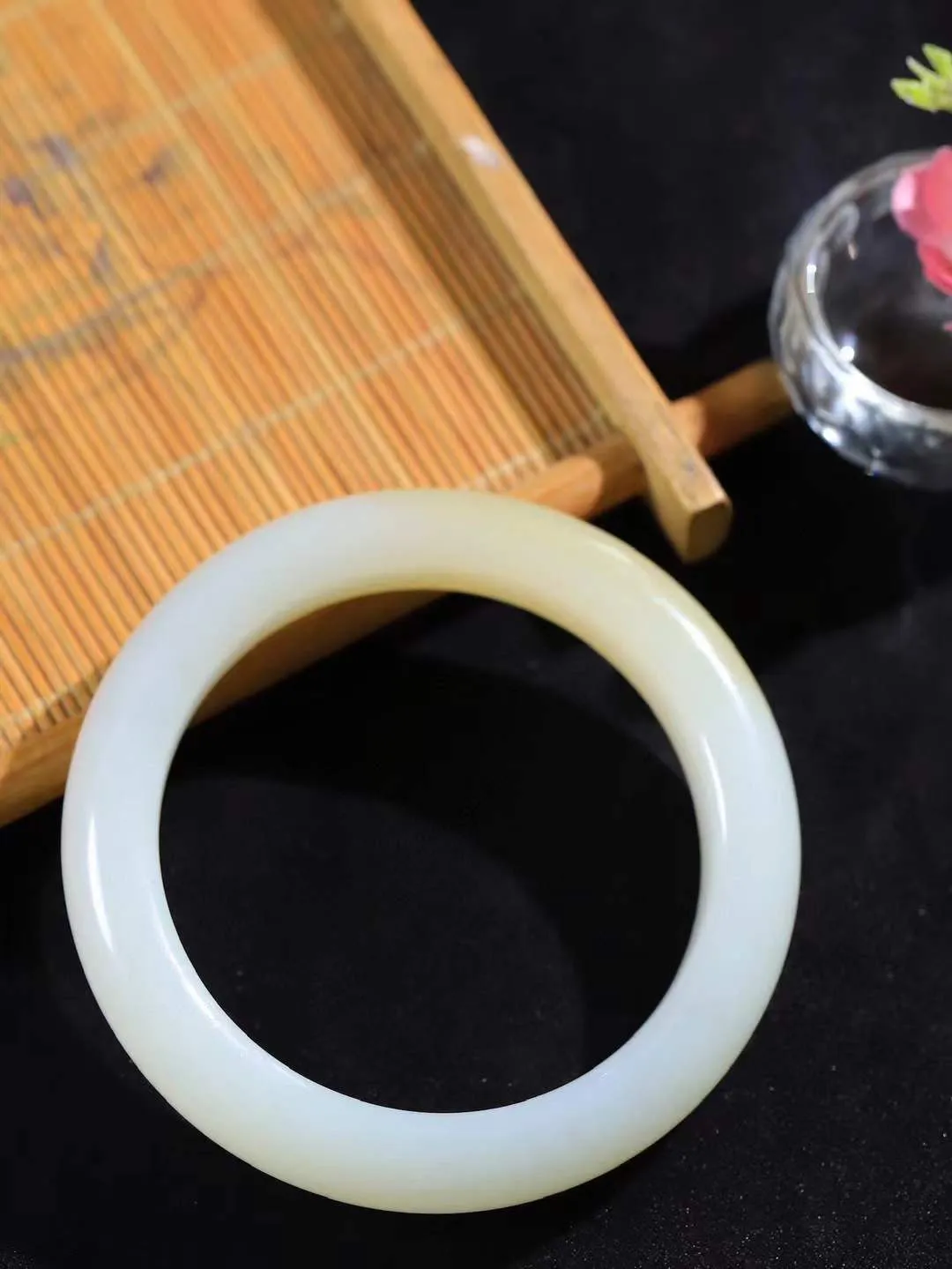 【暖玉生香·手镯】

精品和田玉糖白玉手镯，质地油润细腻，色泽高贵典雅，镯型古朴典雅。在诗情画意的雨巷相遇，你是我腕间的一抹风情，有你眸有深情，清风荡漾湖间静水，我愿俯身低眉，在烟波涟漪处，寻你深情倩影。内径58.5mm尺寸13-10.2mm重70.8克  69120858A