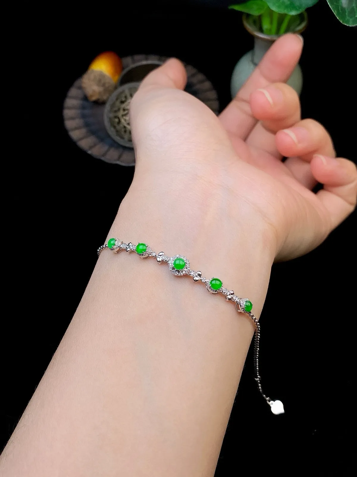 【冰种满绿蛋面镶嵌手链】颗颗冰透，饱满圆润，光泽闪耀，流行款，18K金搭配，裸石尺寸3.5*2.5毫米，总长185