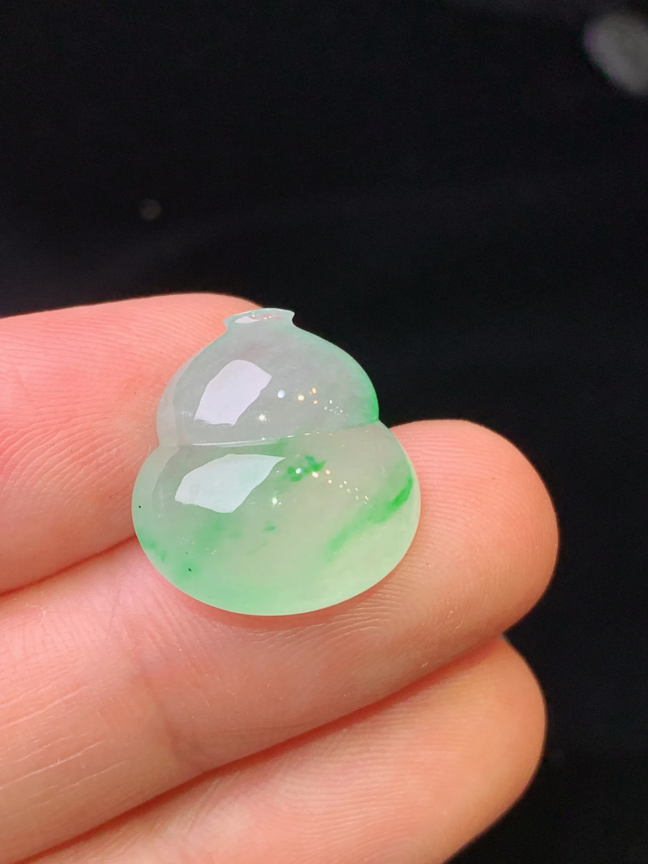 镶嵌款 飘绿葫芦吊坠 玉质细腻 水润亮眼 色泽艳丽 整体尺寸16.5*15.3*7