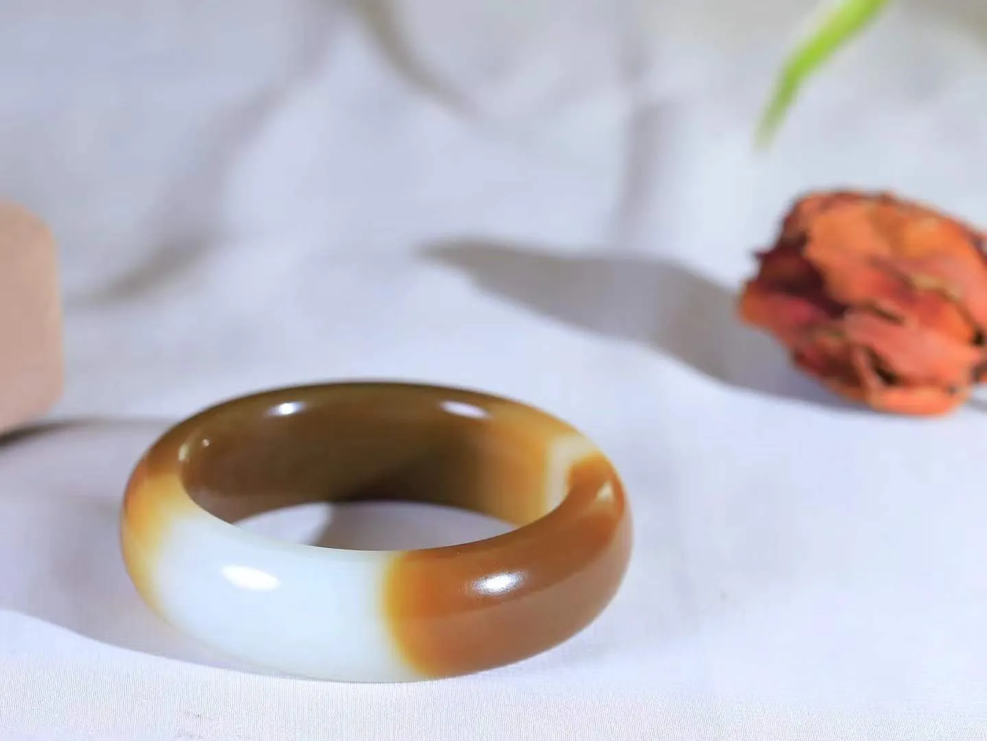 【暖玉生香·手镯】

收藏级和田玉糖白玉手镯，质地油润细腻，色泽高贵典雅，镯型古朴典雅。在诗情画意