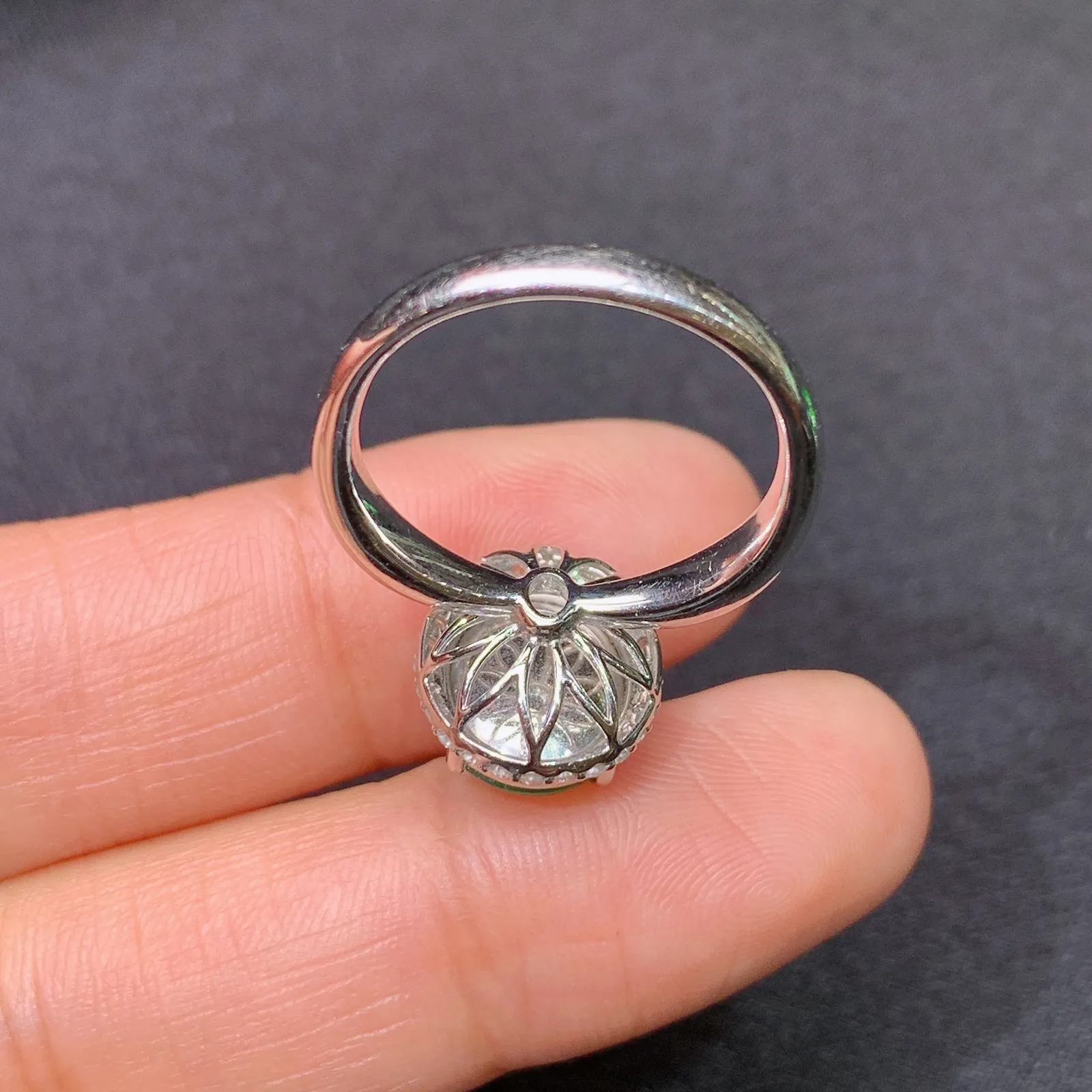 冰阳绿蛋面戒指，18K金镶嵌，款式精美，冰润色阳，种水足，Jc 圈口14 裸石10.2*8.5*3.3