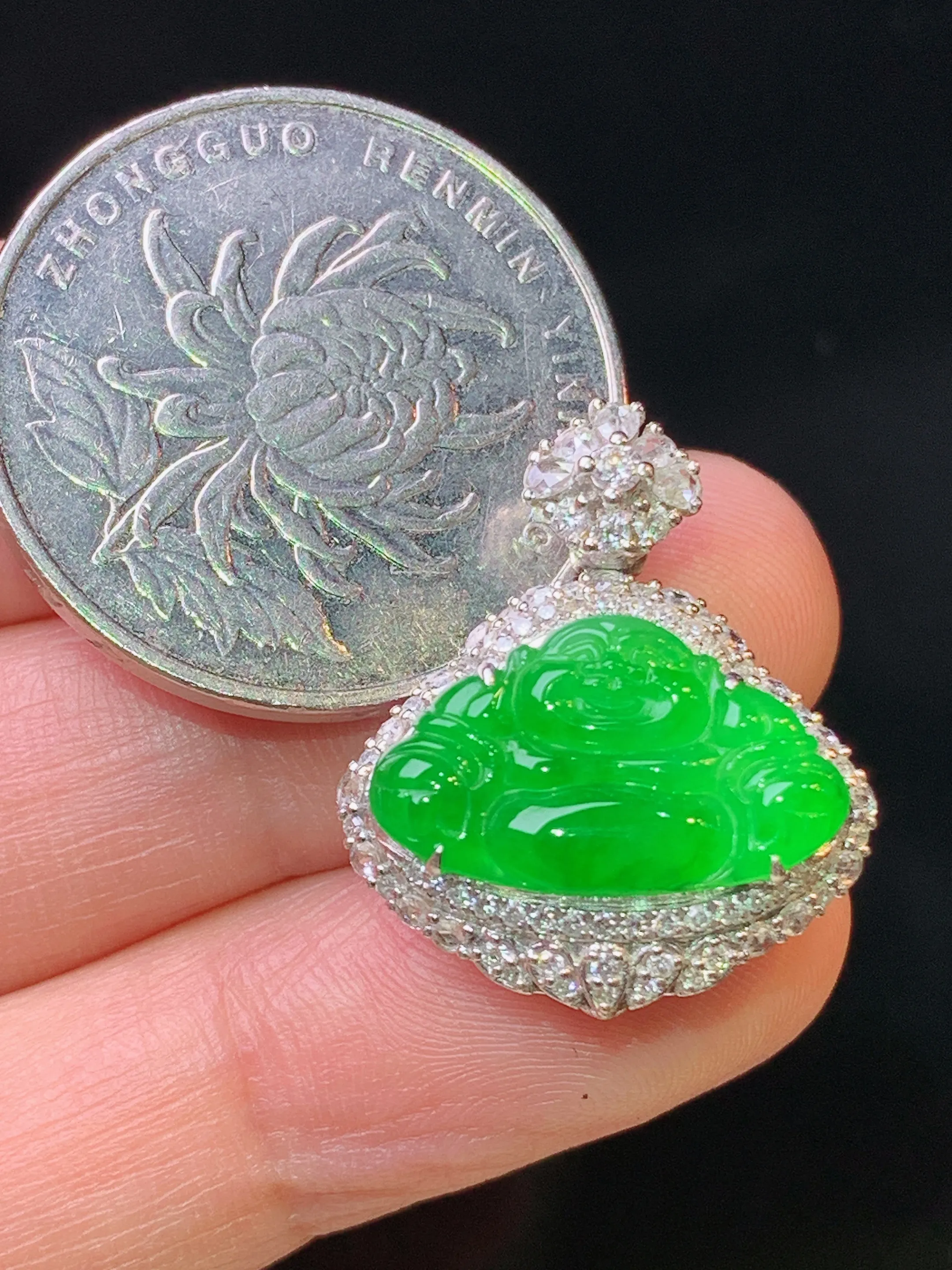 18k金钻镶嵌满绿佛公吊坠 玉质细腻 水润亮眼 色泽艳丽 整体尺寸22.5*19.2*8.5