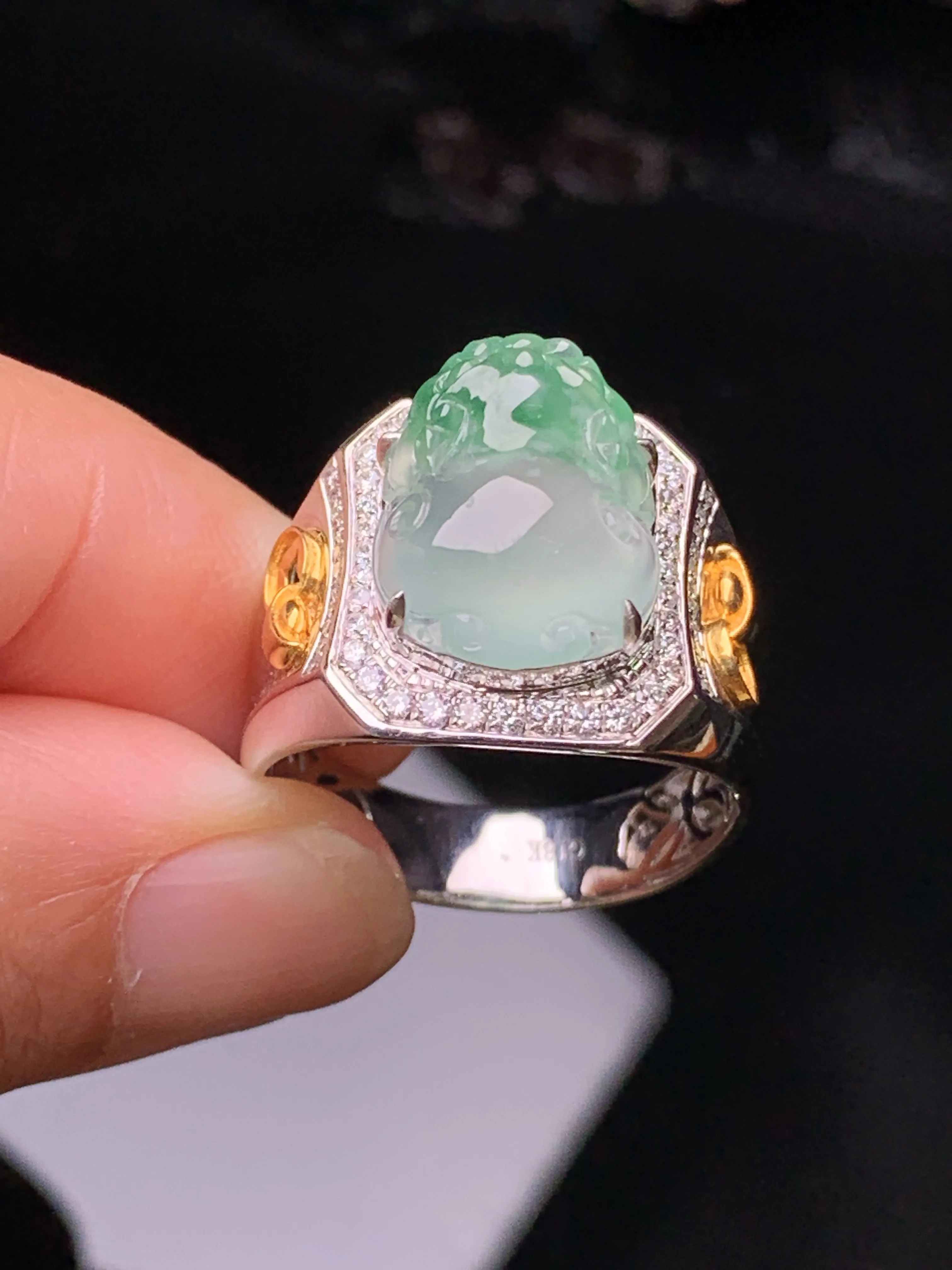 18k金钻镶嵌冰种飘绿貔貅戒指 玉质细腻 水润亮眼 色泽艳丽 圈口20 裸石尺寸13.6*11.2*5