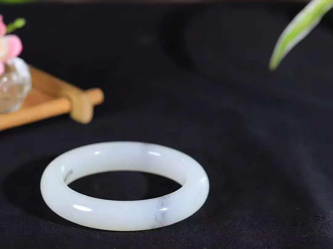 【情有独钟.手镯】

精品和田玉飘花双色手镯 玉质温润细腻 油性十足 手感舒适，高华雅逸，线条流畅