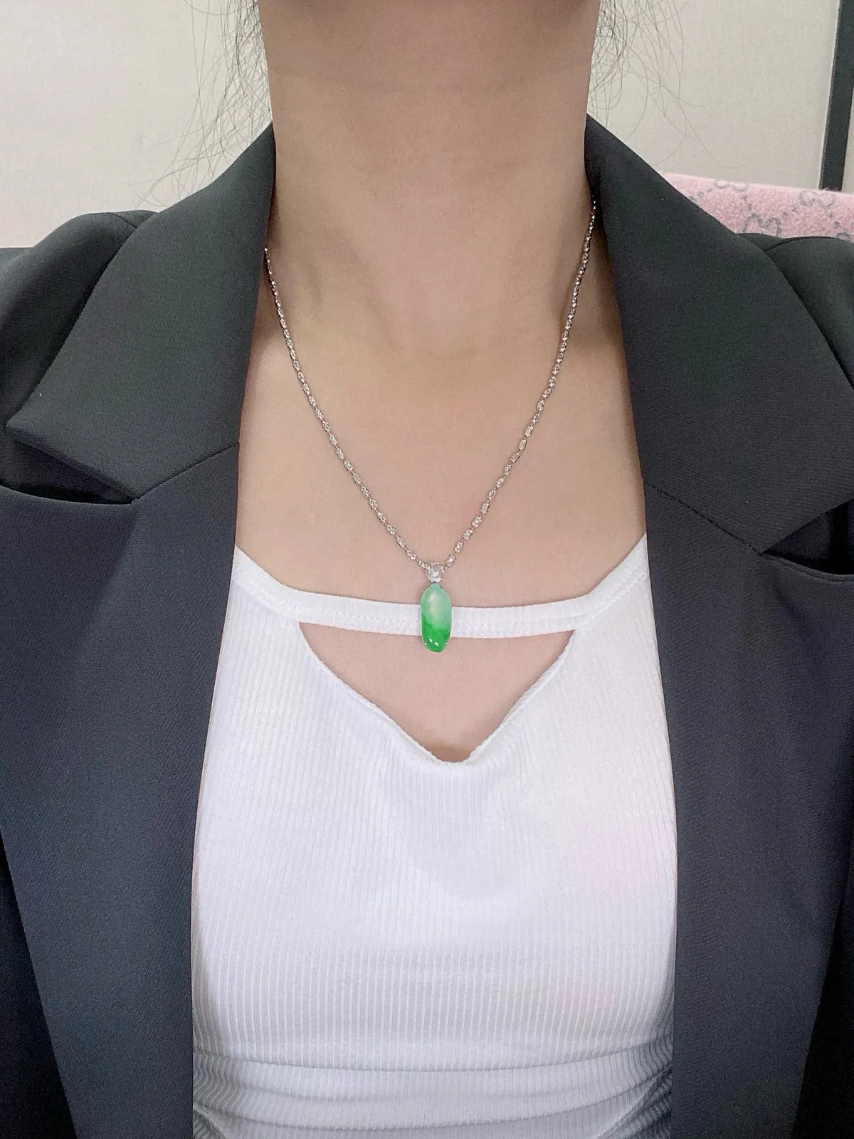 【冰种飘绿福瓜吊坠】种水上乘，晶莹剔透，纯净通透，18k金钻精美镶嵌，裸石尺寸19.5*8.7*4毫米