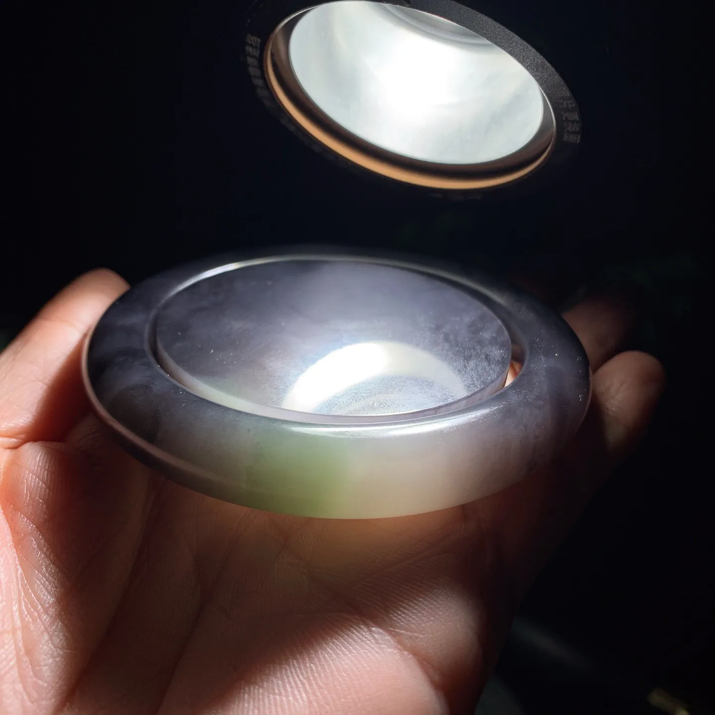 58圈口和田玉三色帝王紫翠青圆条手镯。58圈口条宽11厚11重137克。镯子心尺寸玉质细腻油润。手推出油。佩戴高端典雅。lt251208