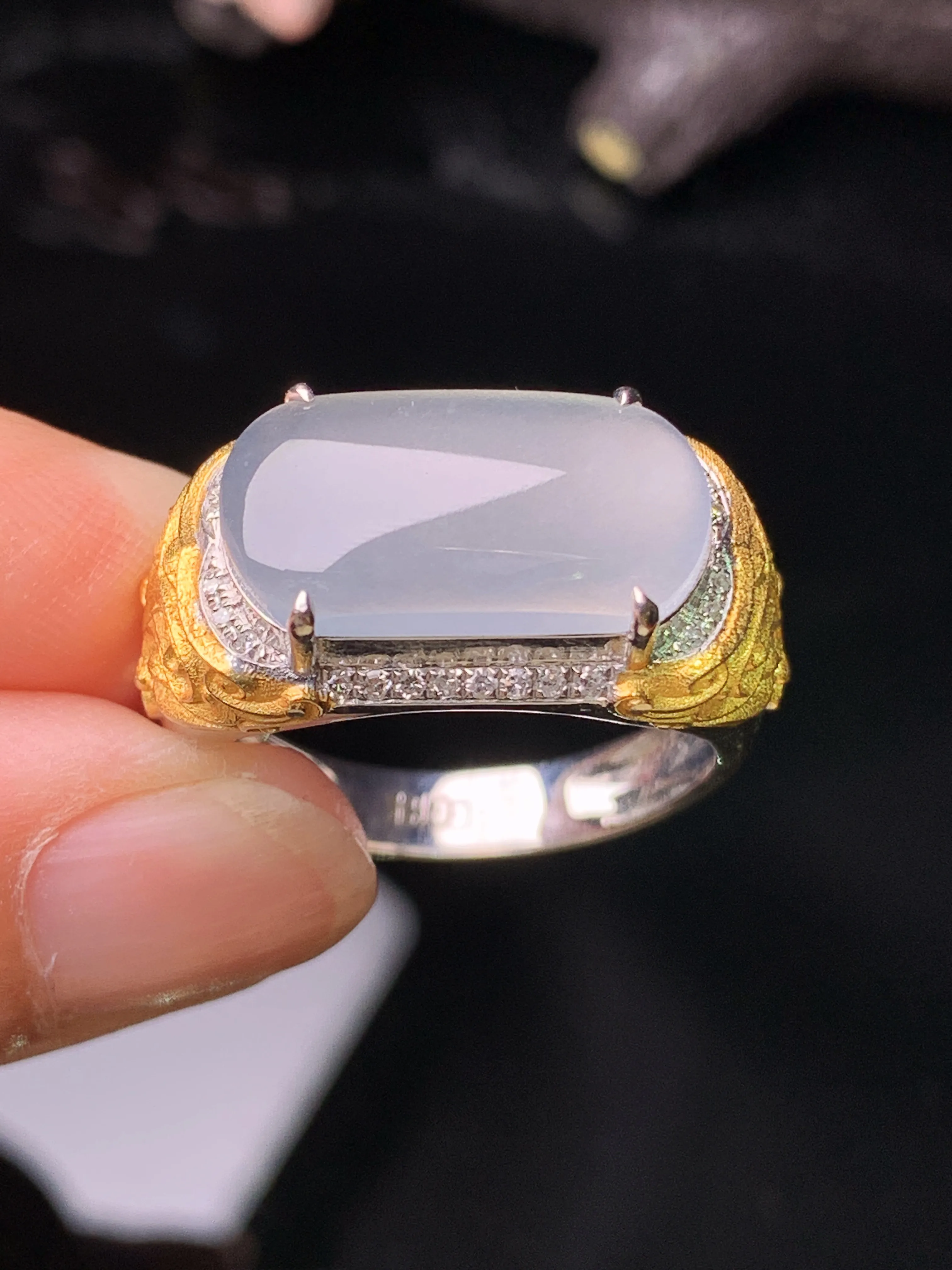 18k金钻镶嵌冰种马鞍戒指 玉质细腻 水润亮眼 色泽艳丽 圈口20 裸石尺寸8.6*16.8*2.8