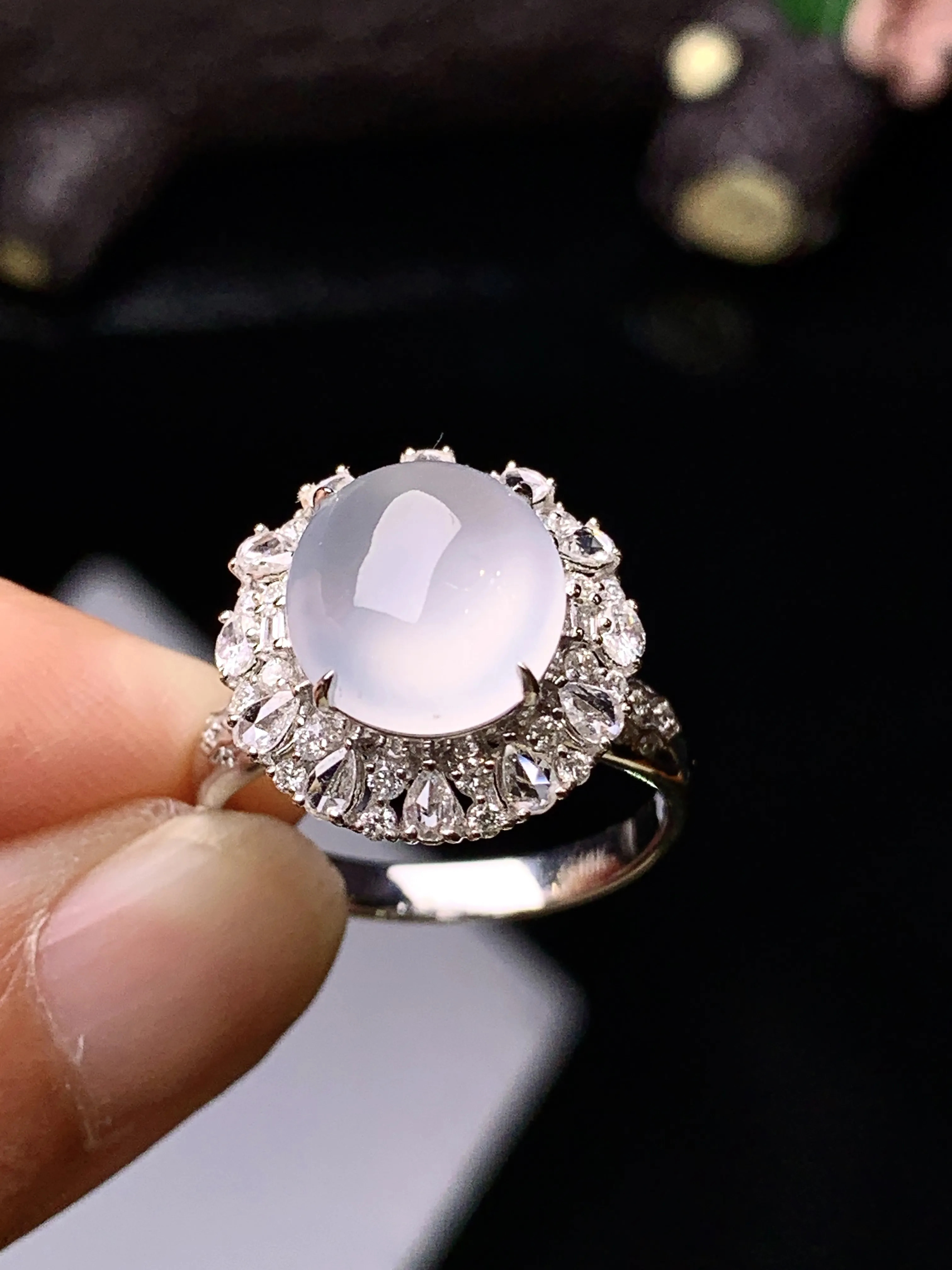 18k金钻镶嵌冰种蛋面戒指 玉质细腻 水润亮眼 色泽艳丽 圈口14 整体尺寸15.8*15*11