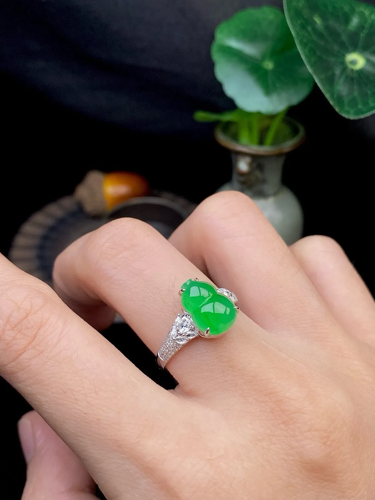 【冰种满绿葫芦戒指】质地细腻，冰润起光，胶感强烈，冰感明显，18K金钻精美镶嵌，裸石尺寸10.9*7.8*3.6毫米