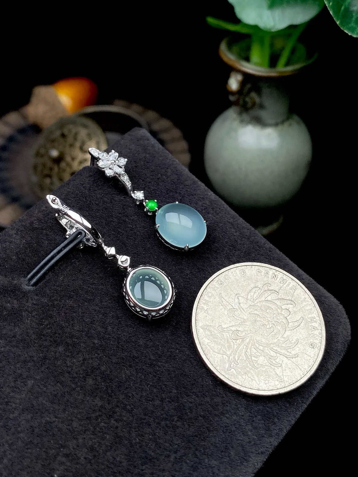 【冰种蛋面耳坠】质地细润，起刚起荧光，18K金钻镶嵌，裸石尺寸10.4*8.8*3.8毫米