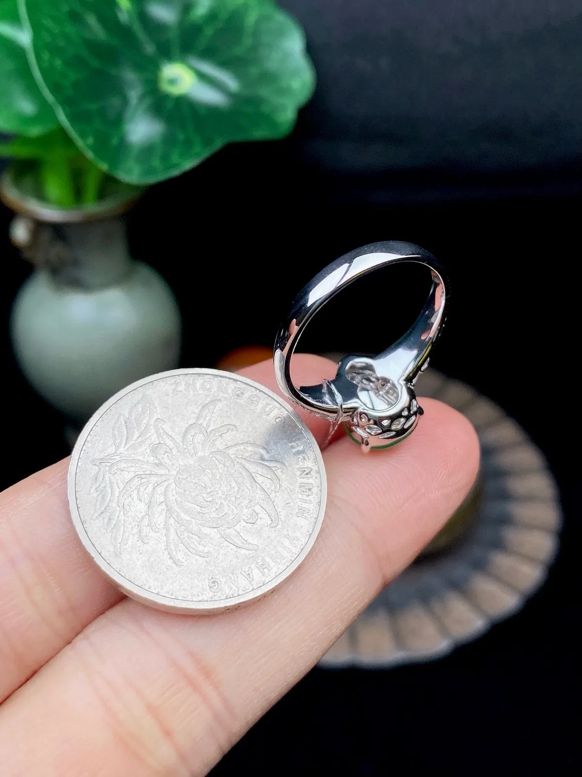 【冰种满绿葫芦戒指】质地细腻，冰润起光，胶感强烈，冰感明显，18K金钻精美镶嵌，裸石尺寸10.9*7.8*3.6毫米