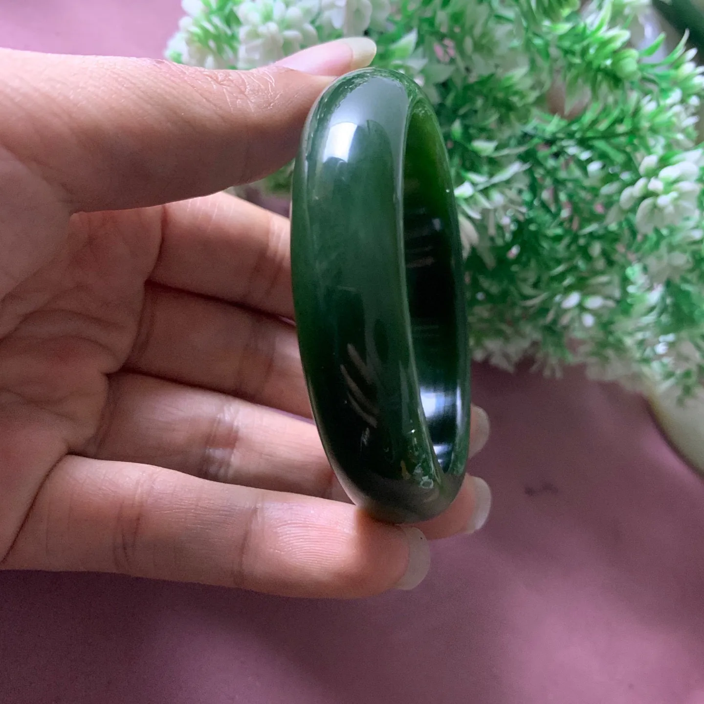 56.5圈口和田玉碧玉菠菜绿宽版手镯【挽间柔情】，镯型古朴典雅。在诗情画意的雨巷相遇，你是我腕间的一抹风情，有你眸有深情.清风荡漾湖间静水，我愿俯身低眉，在烟波涟漪处寻你