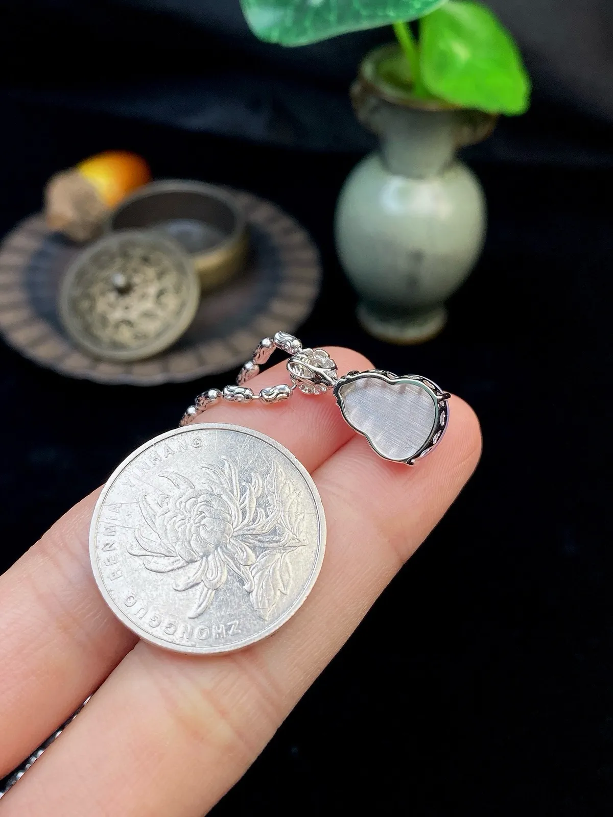 【冰种紫葫芦吊坠】质地细腻，冰透纯净，唯美漂亮，珍藏品质，18K金钻镶嵌，裸石尺寸13*10*4.4毫米，佩戴很漂亮。