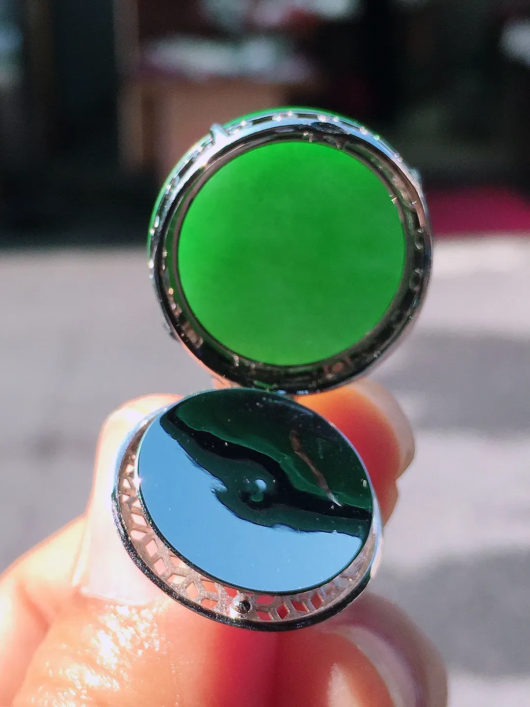 阳绿平安扣吊坠，色泽均匀艳丽，玉质细腻，荧光感超
强，饱满圆润，尽显优雅气质，18k
金豪华镶嵌