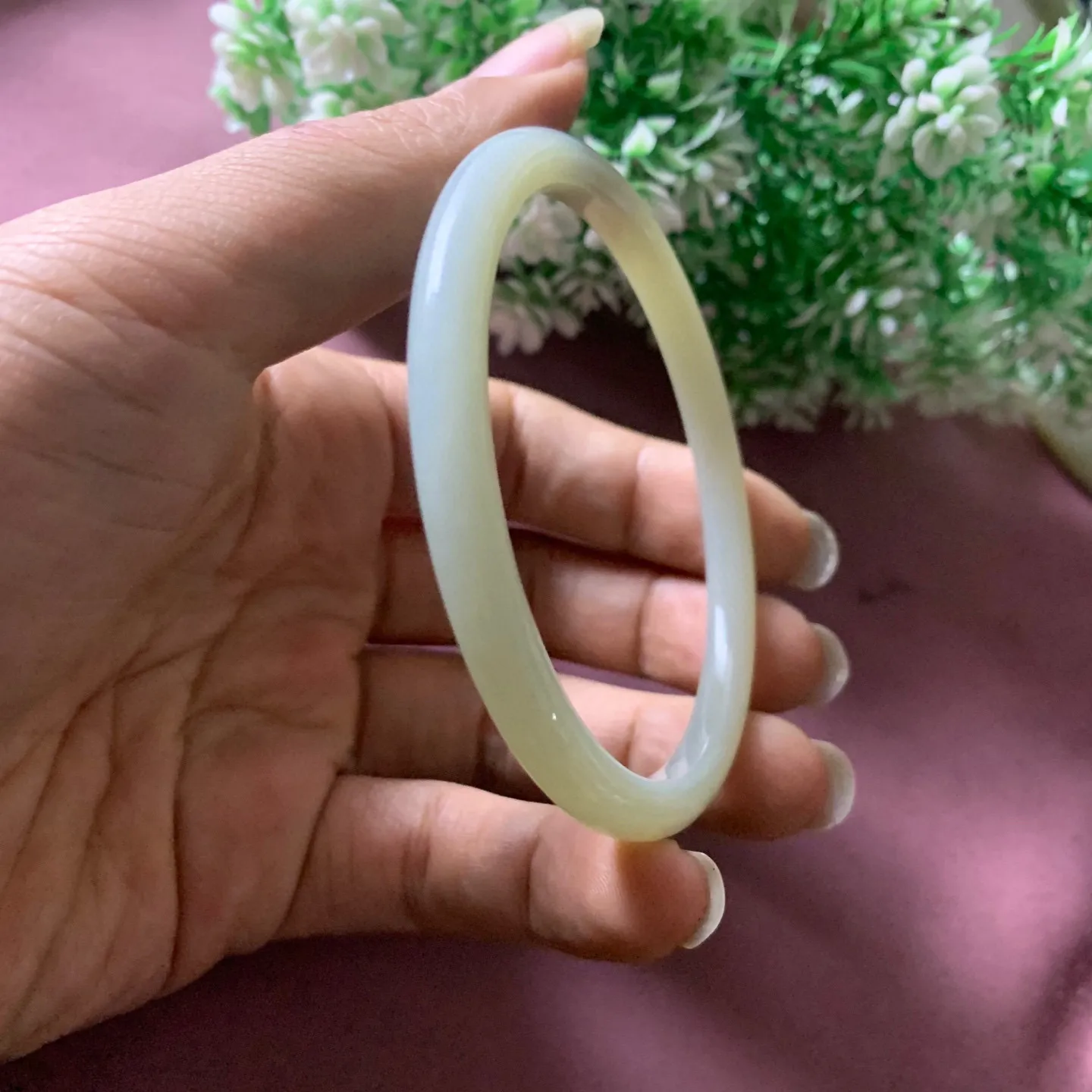 64圈口和田玉手镯【挽间柔情】，镯型古朴典雅。在诗情画意的雨巷相遇，你是我腕间的一抹风情，有你眸有深