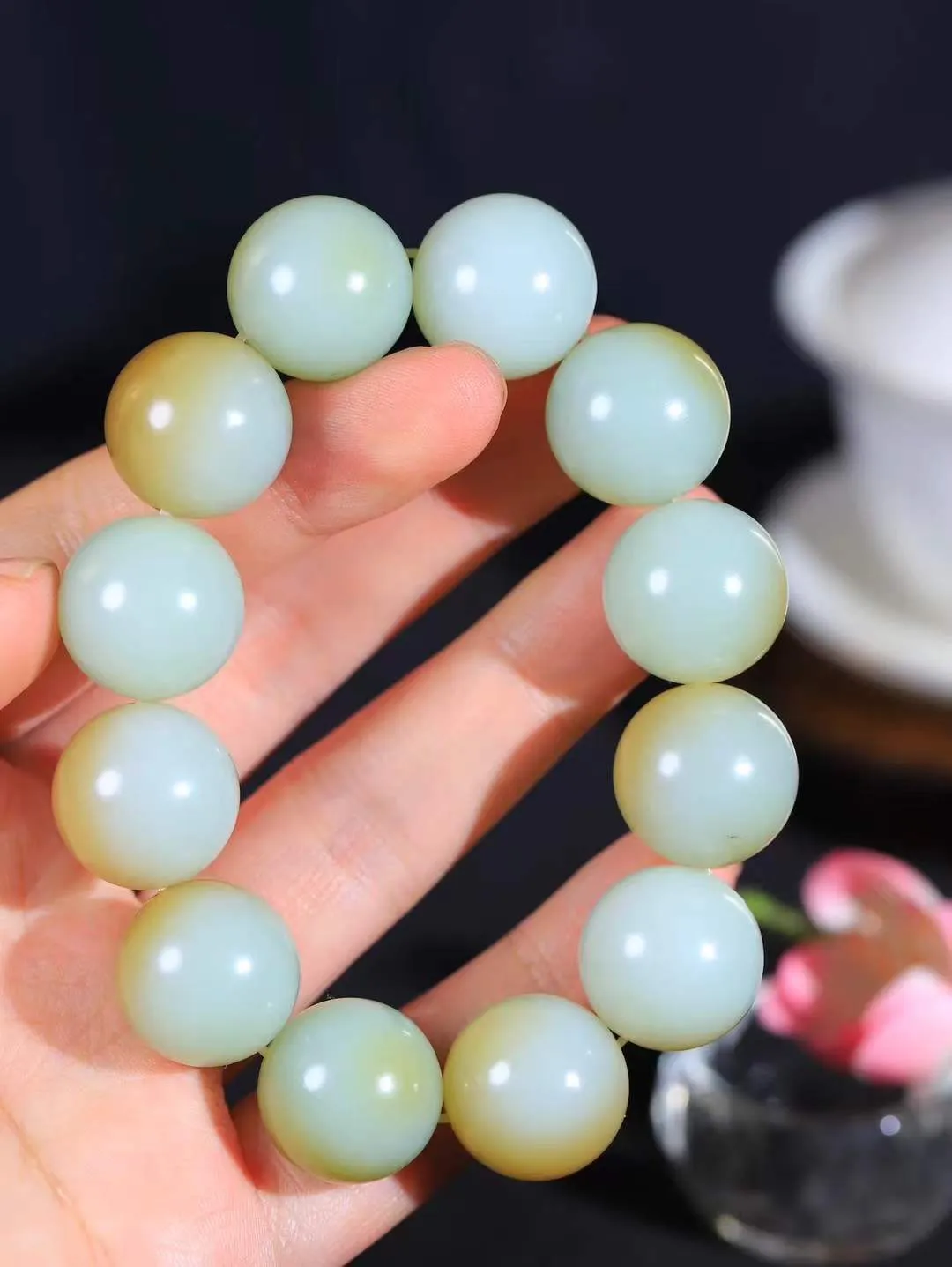 【珠圆玉润.手串】

新疆和田且糖白玉珠圆玉润手串 玉质温润细腻  整串打磨圆润，佩戴舒适。珠珠落玉盘，间关莺语花底滑，一生美好时光，无论身在何处，都有它相伴相守。事事顺遂，幸福美满，吉祥如意。重127.3克 尺寸取一19.2mm  FD L-79120868