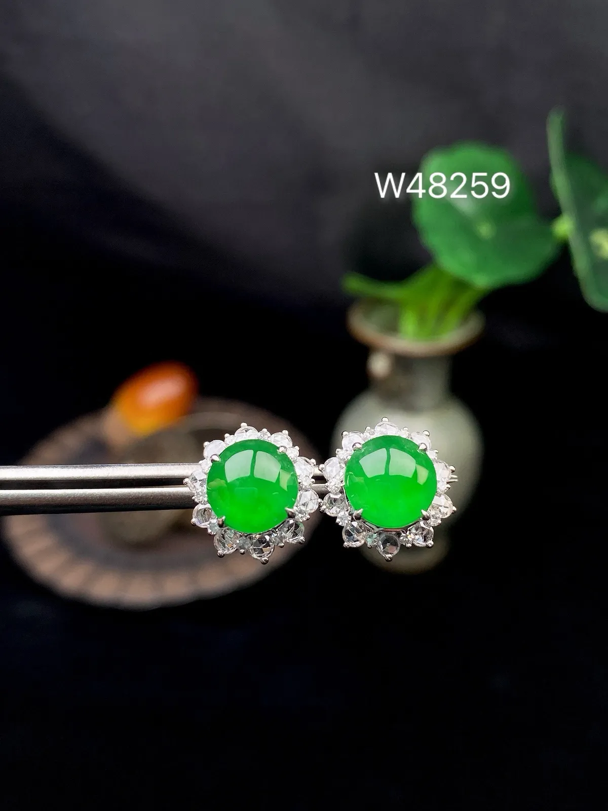 【冰种满绿蛋面耳钉】冰绿耳钉，饱满圆润，纯净冰透，上耳时尚大方。18k金钻镶嵌，裸石尺寸7.9*3.