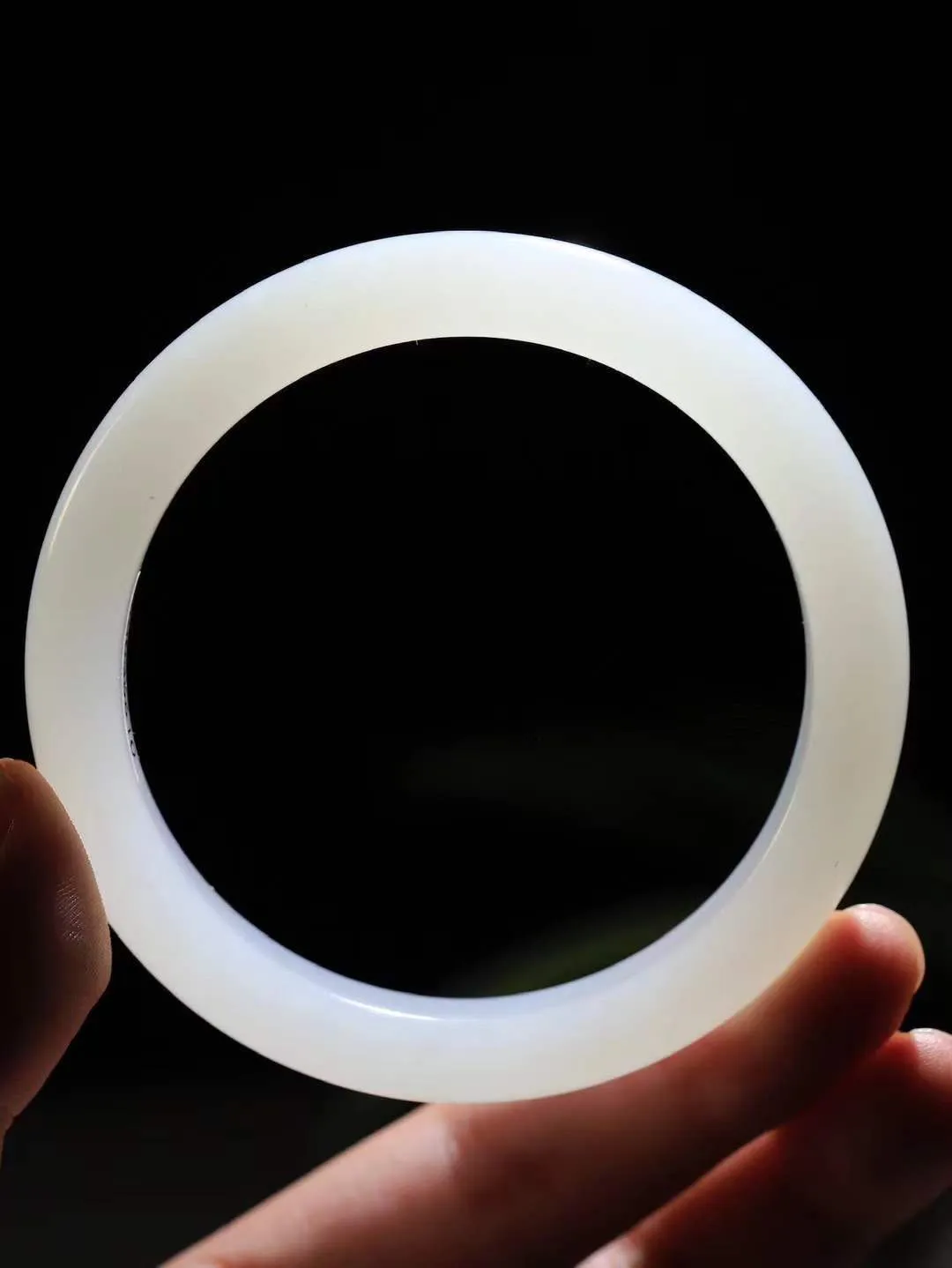 【柔情素语·手镯】

精品和田玉白玉手镯，玉质细腻温润，手感舒适，️线条流畅，简约大气，美自天成，佩戴于腕间，婉约之美，举手投足间透出那份低调奢华，醉人心扉。重56.4克 内径圈口61mm  尺寸11.9-9mm   FDA-55124800