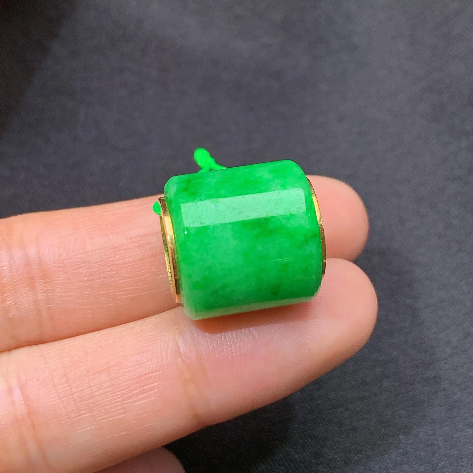 阳绿路路通吊坠，18k金镶嵌，冰润色阳，种老水足，Xu 尺寸16*15.3