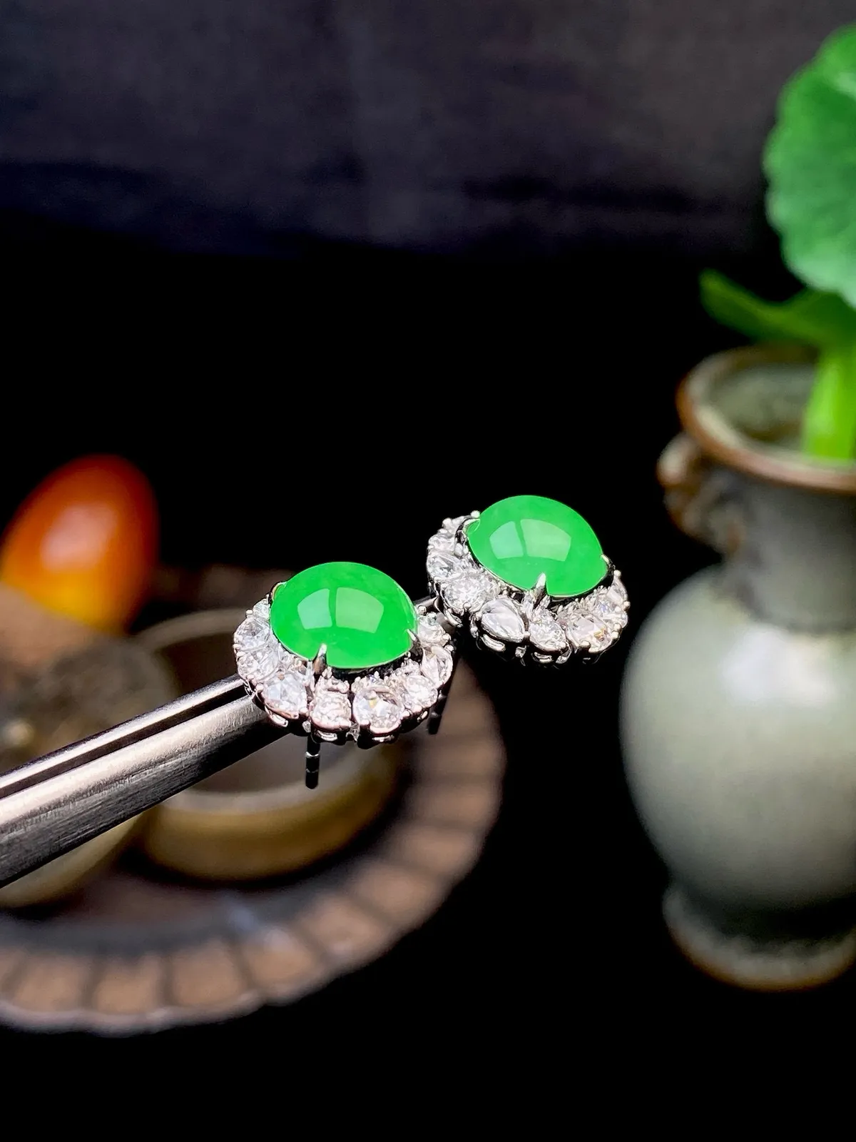 【冰种满绿蛋面耳钉】冰绿耳钉，饱满圆润，纯净冰透，上耳时尚大方。18k金钻镶嵌，裸石尺寸8.1*7.6*3.1毫米