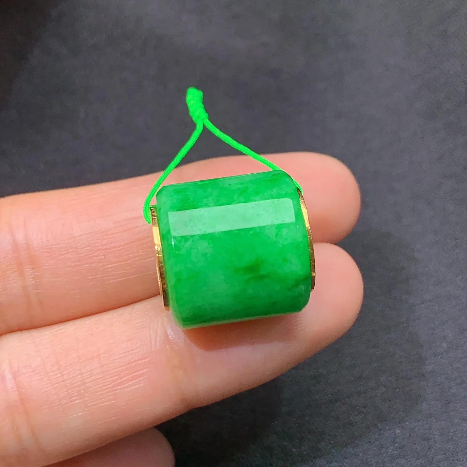 阳绿路路通吊坠，18k金镶嵌，冰润色阳，种老水足，Xu 尺寸16*15.3