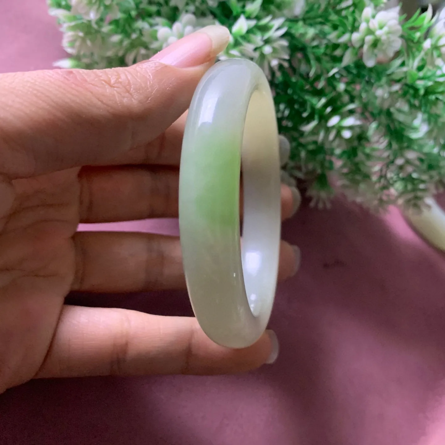 55圈口和田玉翠青手镯【挽间柔情】，镯型古朴典雅。在诗情画意的雨巷相遇，你是我腕间的一抹风情，有你眸