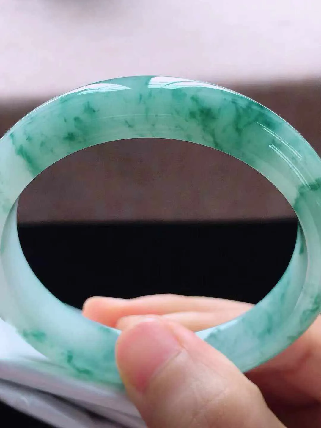 【翡翠名称】老种冰飘花53.5正圈口翡翠手镯
【翡翠尺寸】53.5*12*7.5mm适合52.5-55正圈口佩戴
【翡翠描述】缅甸天然翡翠A货，种老水足，玉质细腻，色泽靓丽，性价比高，佩戴效果好！