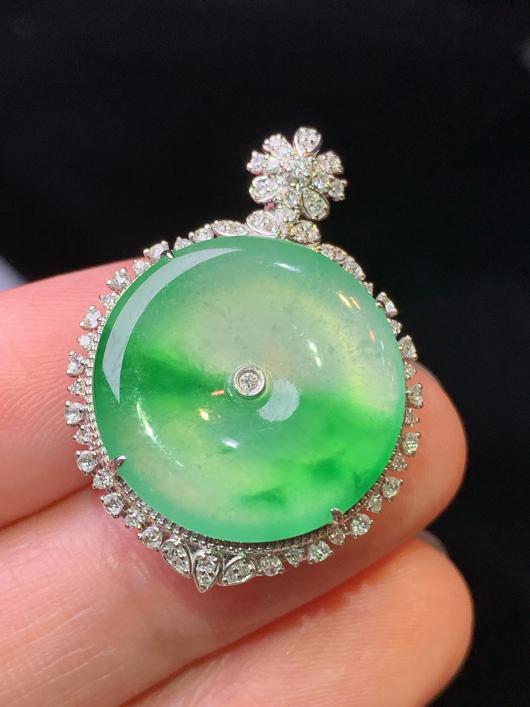 18k金钻镶嵌飘绿平安扣吊坠 玉质细腻 水润亮眼 色泽艳丽 整体尺寸30.6*22*9