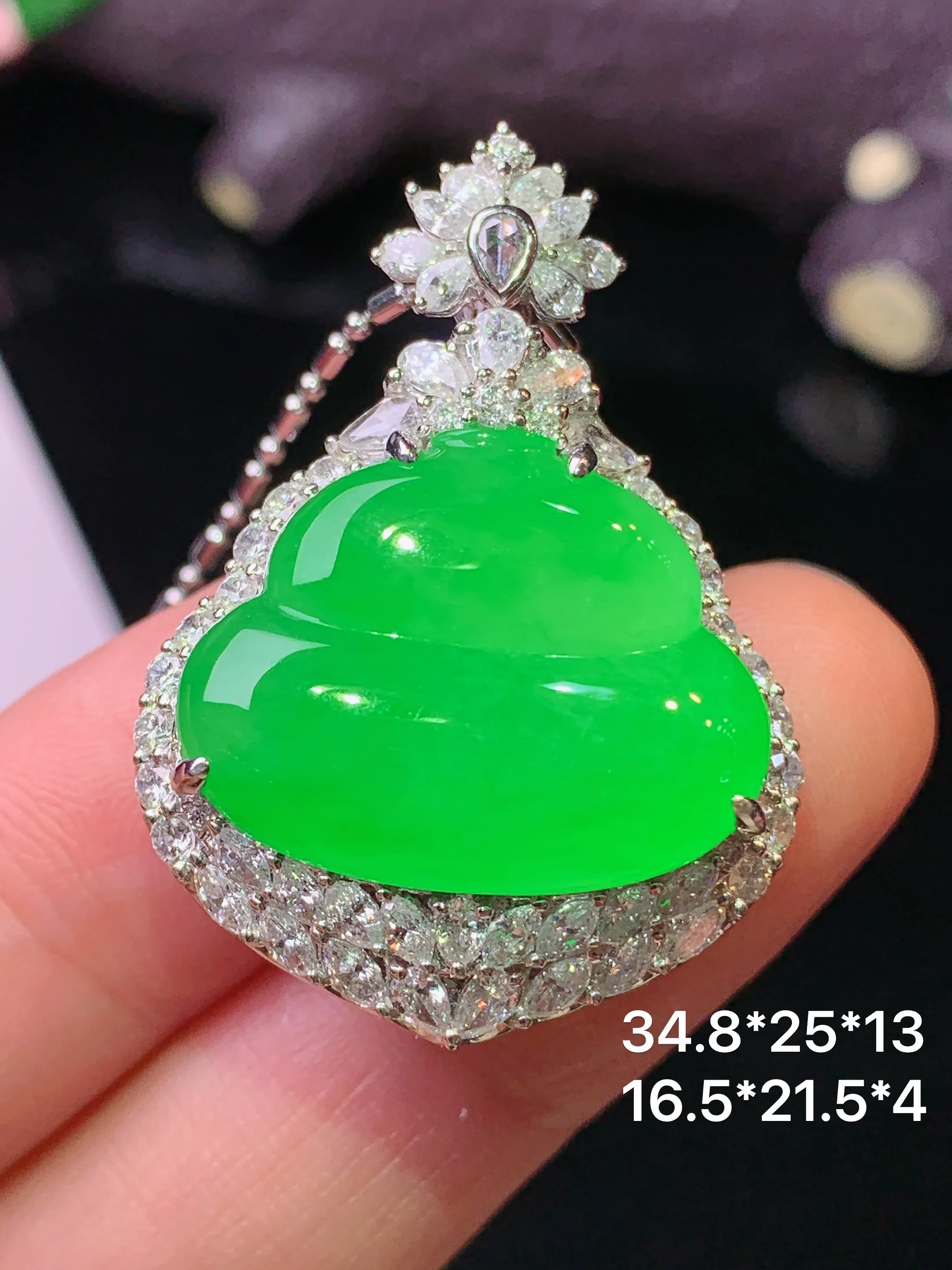 18k金钻镶嵌满绿葫芦吊坠 玉质细腻 水润亮眼 色泽艳丽 整体尺寸34.8*25*13