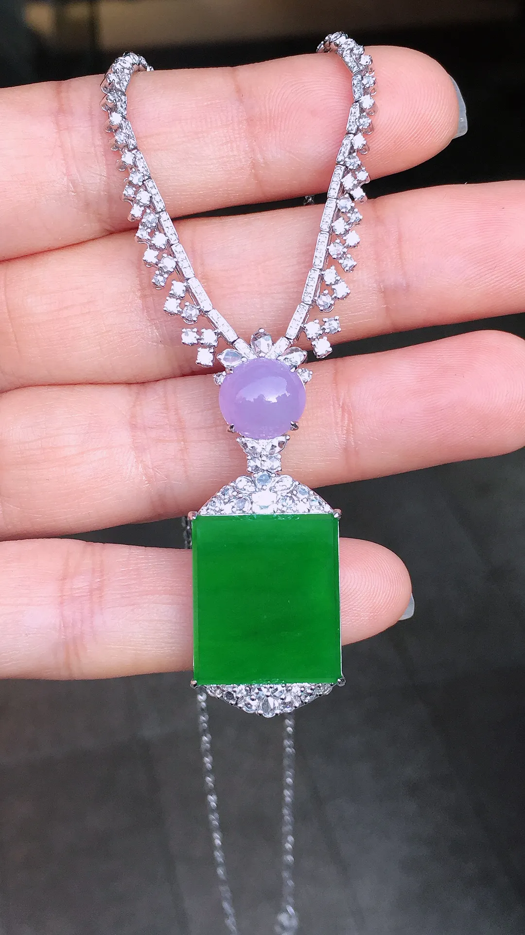 阳绿无事牌项链，色泽均匀艳丽，玉质细腻，荧光感超
强，饱满圆润，尽显优雅气质，18k
金豪华镶嵌