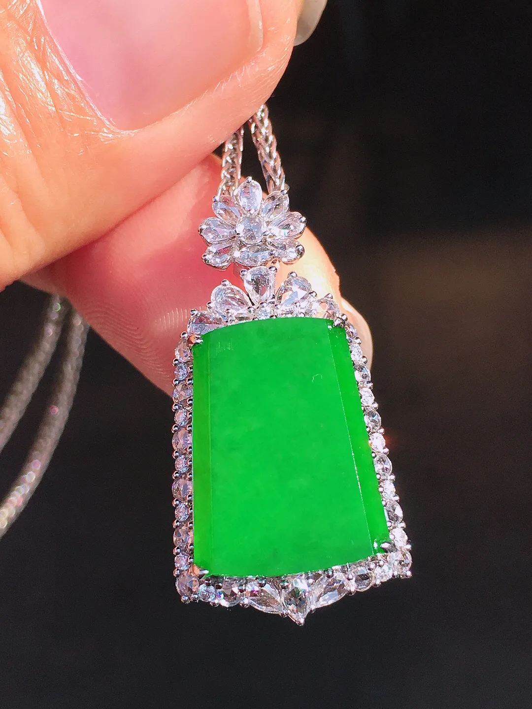 阳绿无事牌吊坠，色泽均匀艳丽，玉质细腻，荧光感超
强，饱满圆润，尽显优雅气质，18k
金豪华镶嵌