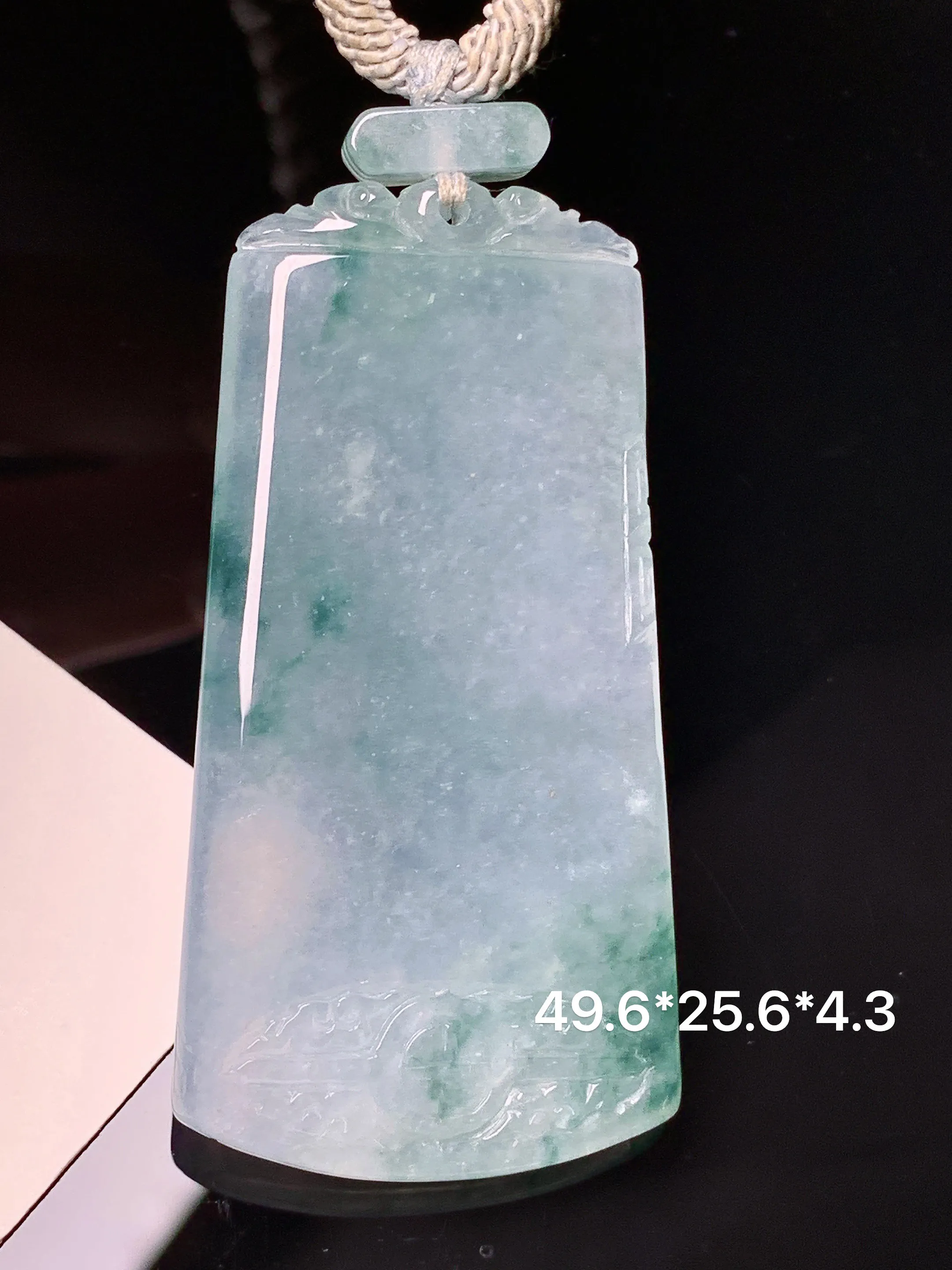 冰飘花无事牌吊坠 玉质细腻 水润亮眼 色泽艳丽 整体尺寸49.6*25.6*4.3