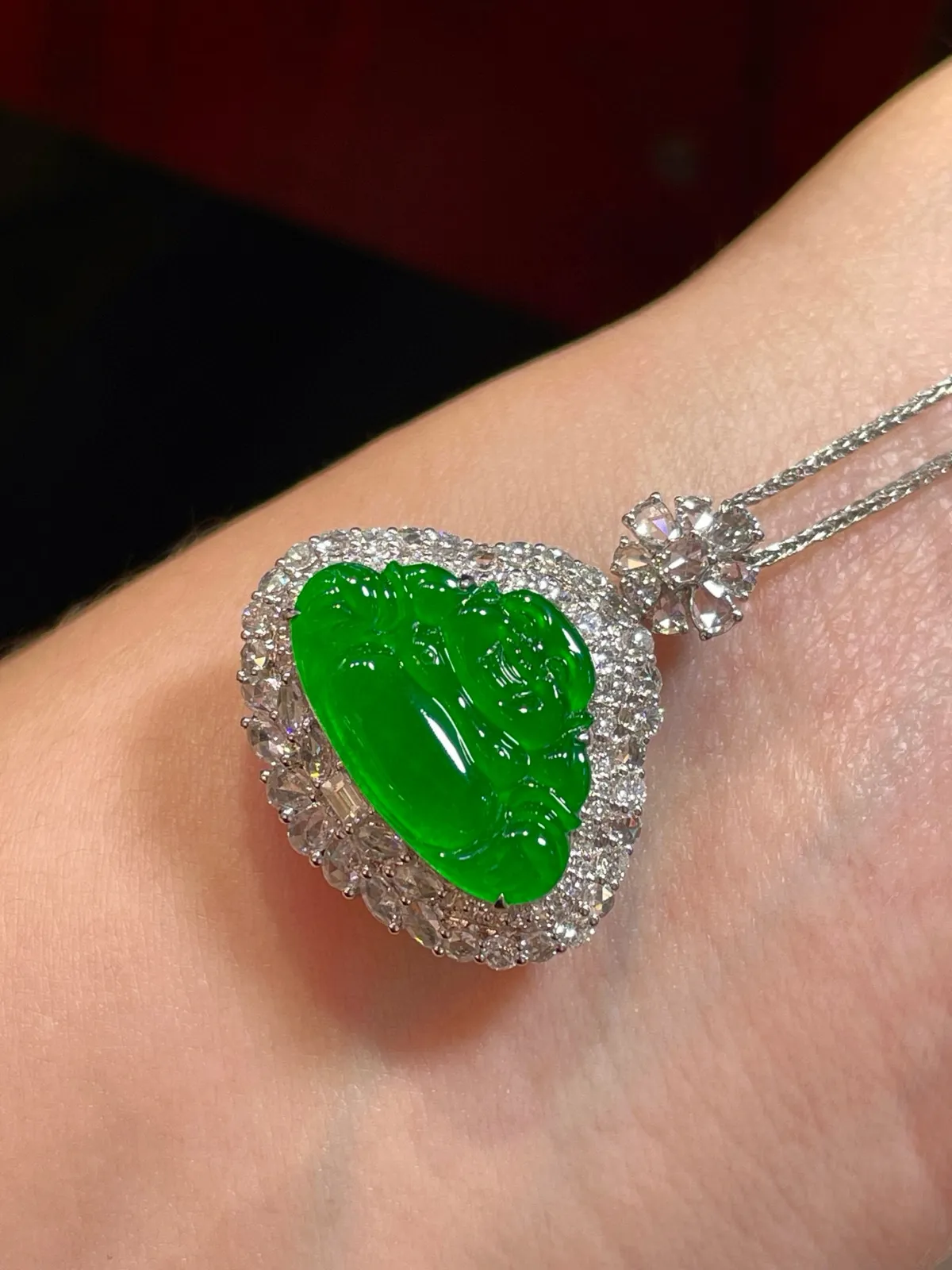 满阳绿佛公吊坠，色阳艳丽。
吊坠整体大气，开脸喜庆
饱满圆润，种水一流，佛形厚装大气
18k金豪华镶嵌