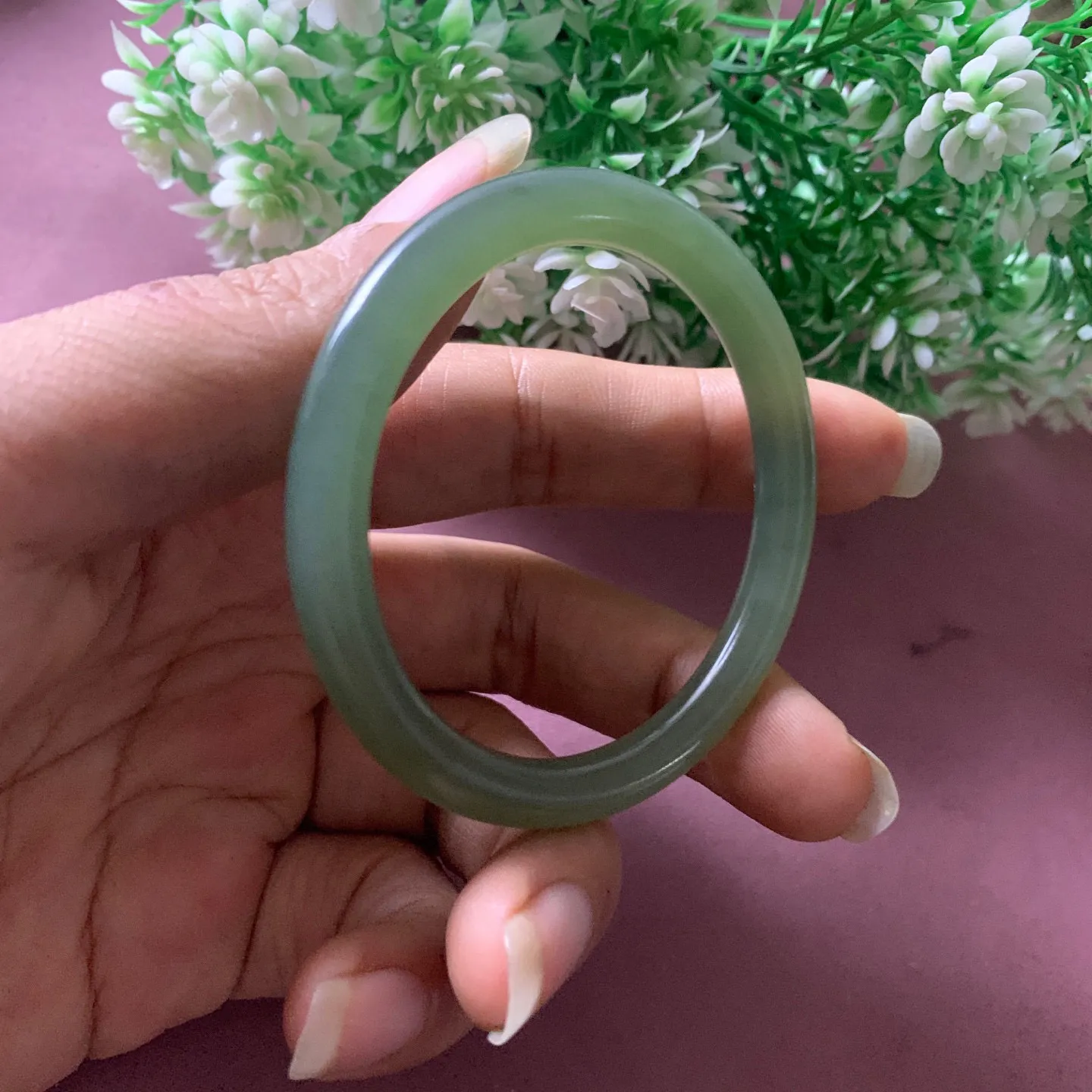 51圈口和田玉冰晴水色手镯【挽间柔情】，镯型古朴典雅。在诗情画意的雨巷相遇，你是我腕间的一抹风情，有你眸有深情.清风荡漾湖间静水，我愿俯身低眉，在烟波涟漪处寻你