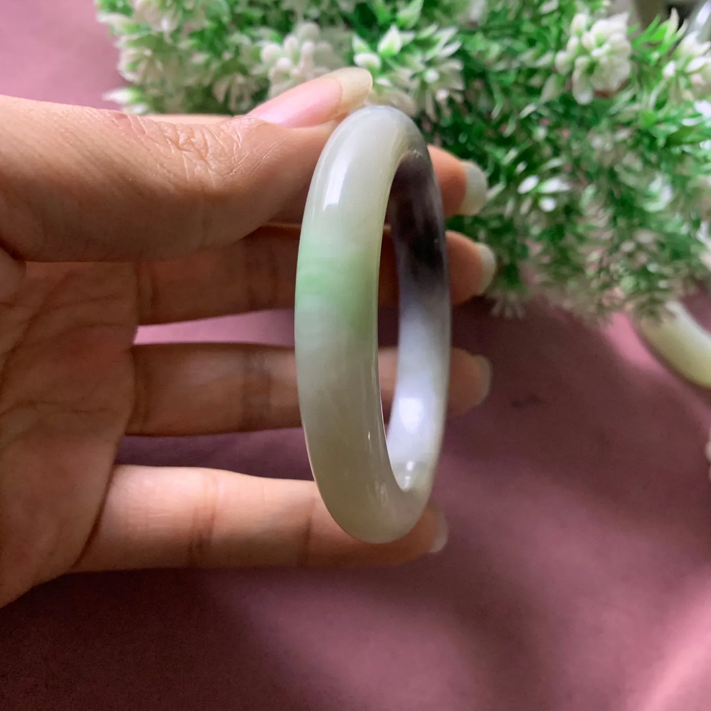 52圈口和田玉翠青三色手镯【挽间柔情】，镯型古朴典雅。在诗情画意的雨巷相遇，你是我腕间的一抹风情，有