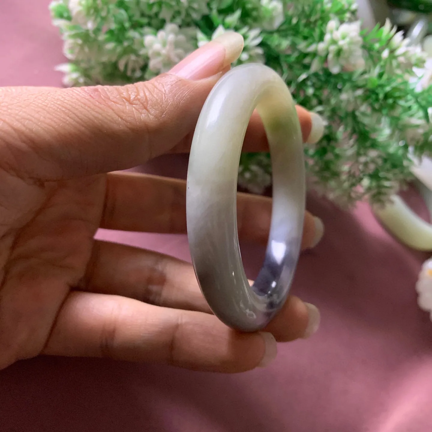 52圈口和田玉翠青三色手镯【挽间柔情】，镯型古朴典雅。在诗情画意的雨巷相遇，你是我腕间的一抹风情，有你眸有深情.清风荡漾湖间静水，我愿俯身低眉，在烟波涟漪处寻你